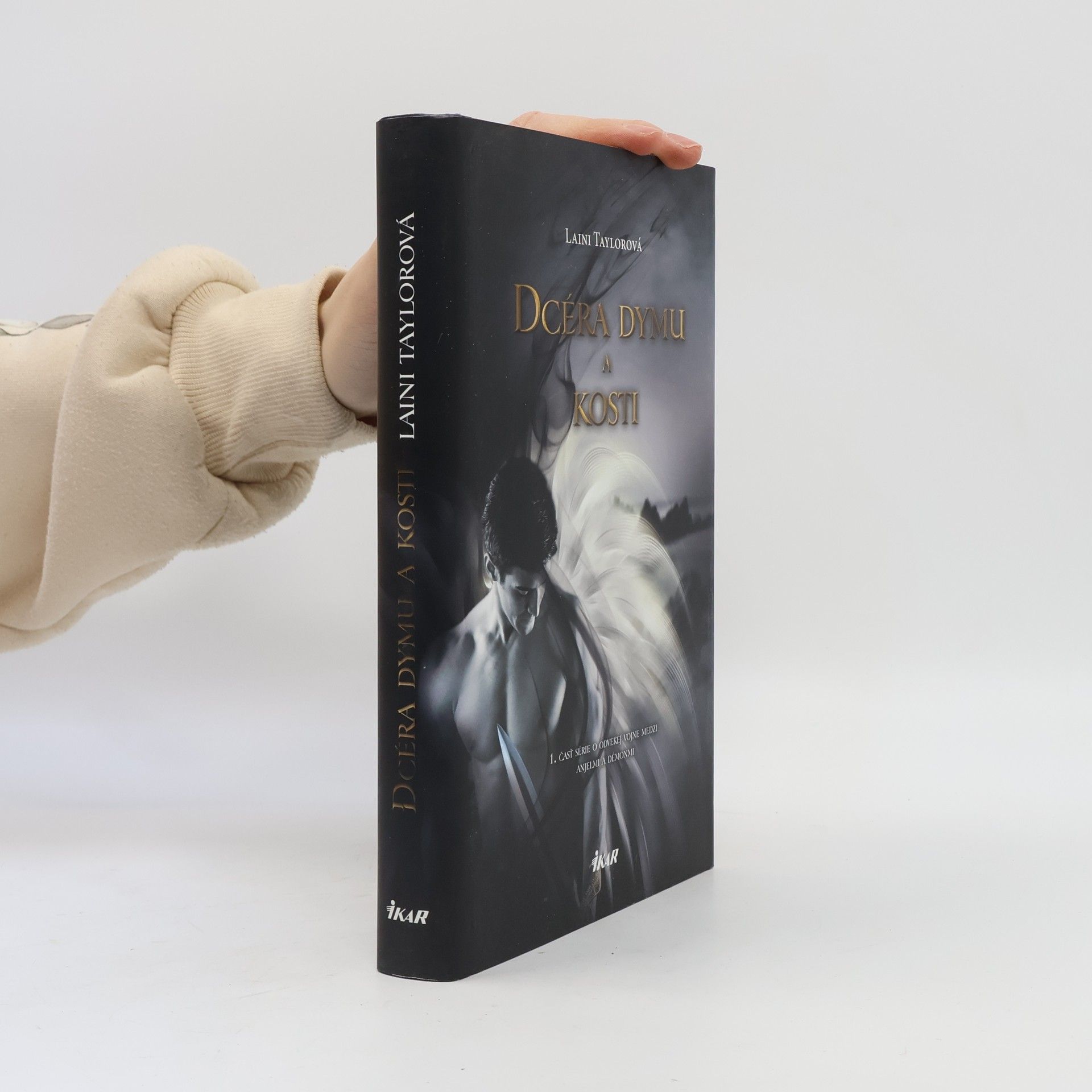 Laini Taylor Dcéra dymu a kostí