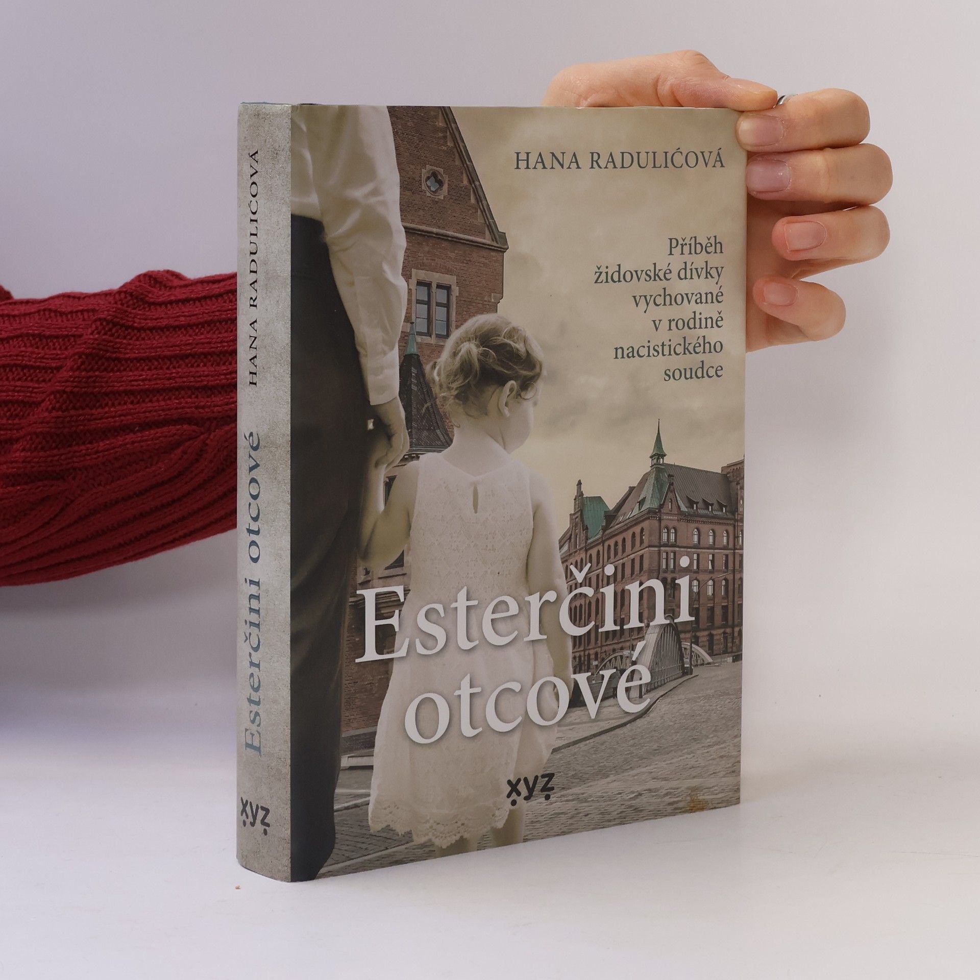 Hana Radulić Esterčini otcové : příběh židovské dívky vychované v rodině nacistického soudce