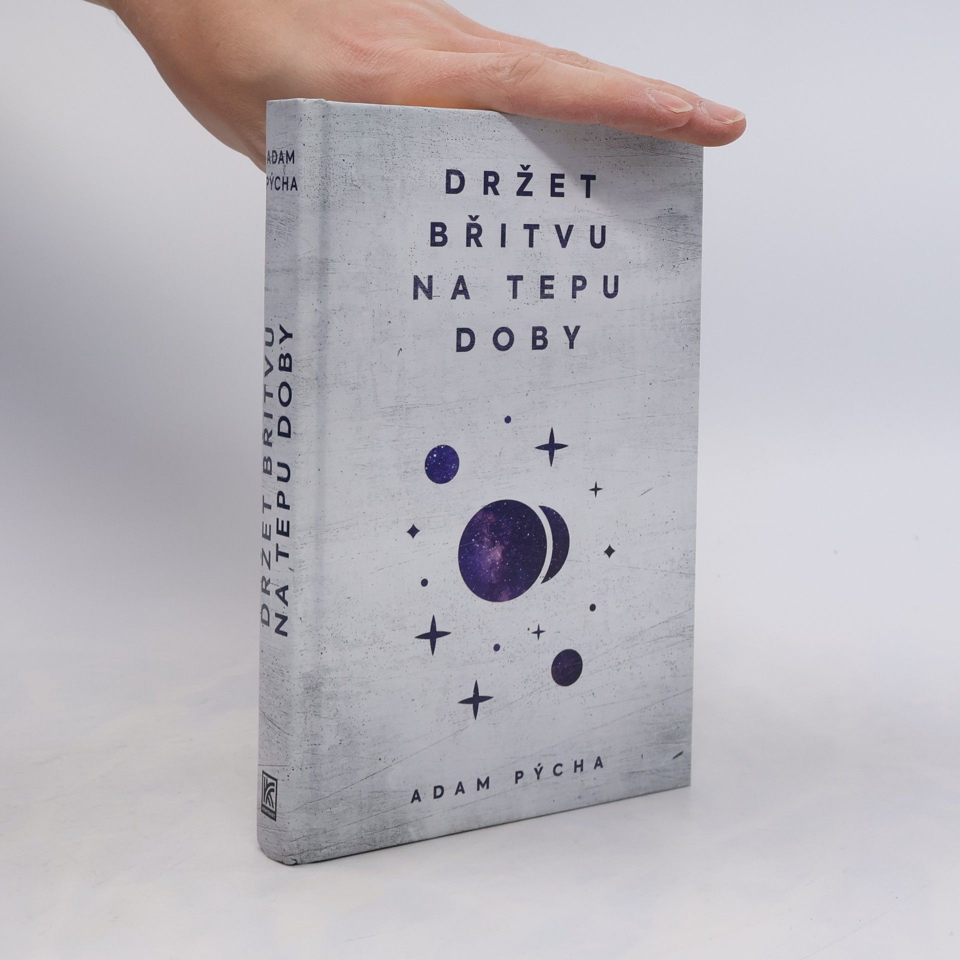 Adam Pýcha Držet břitvu na tepu doby