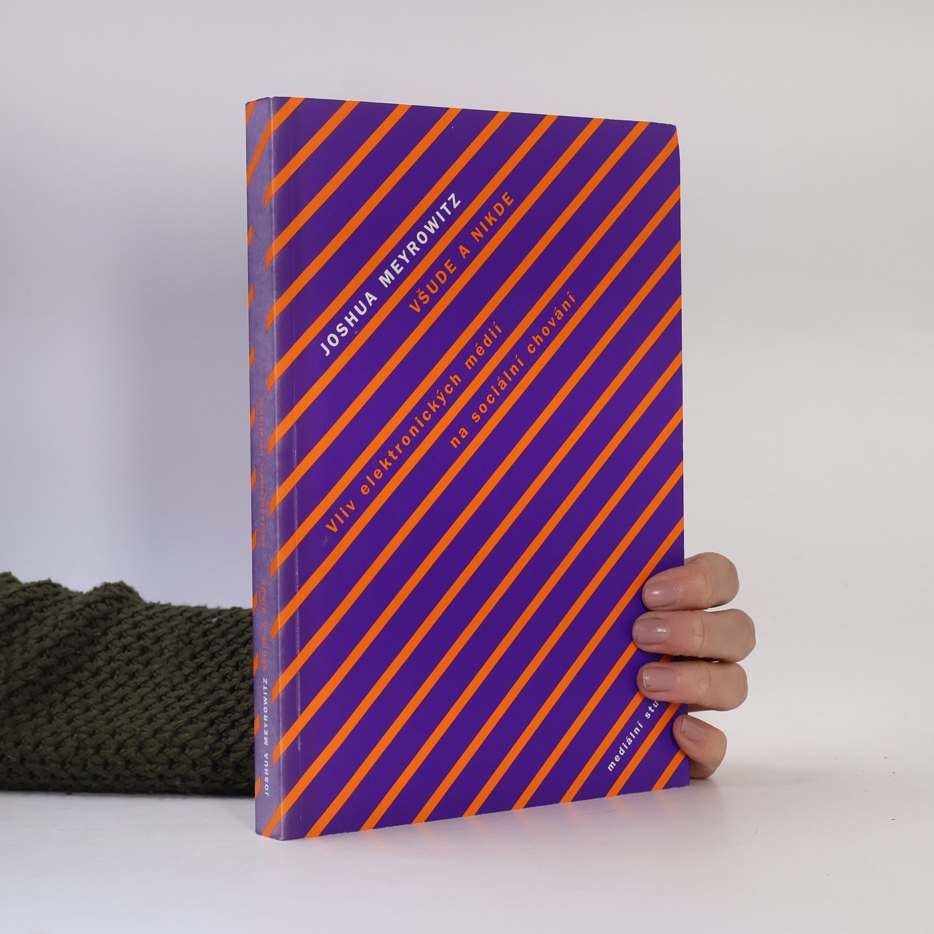 Všude a nikde: Vliv elektronických médií na sociální chování