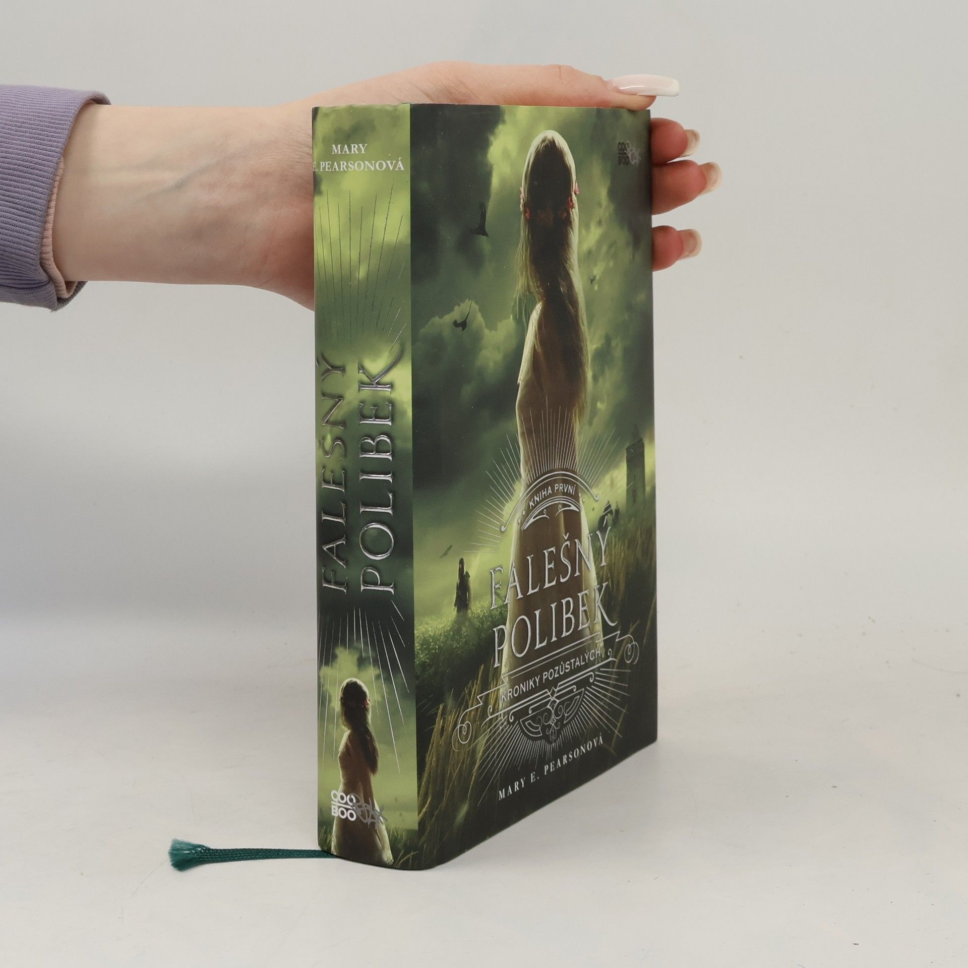 Mary E. Pearson Kroniky pozůstalých. Kniha první, Falešný polibek