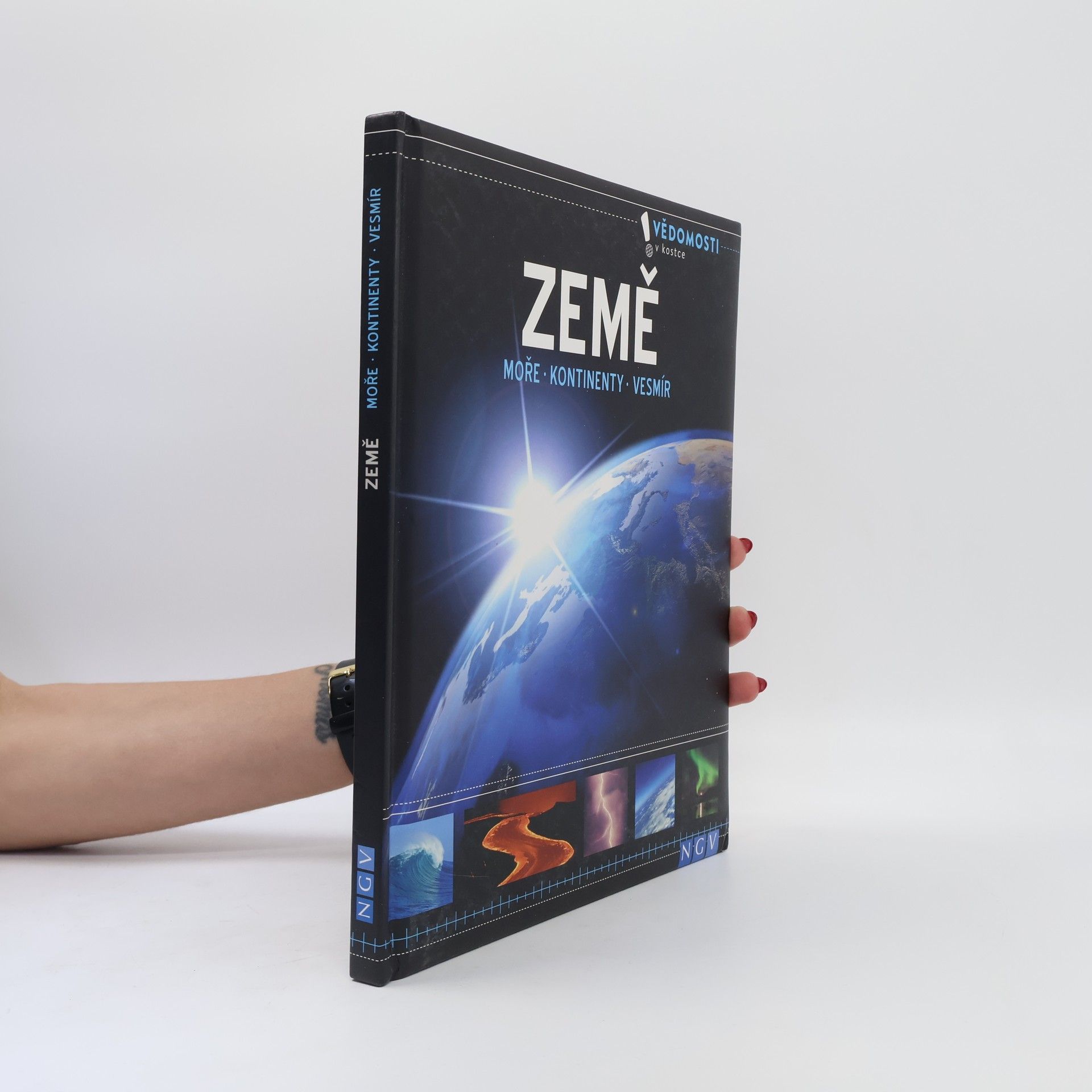 Autores varios Země. Moře, kontinenty, vesmír