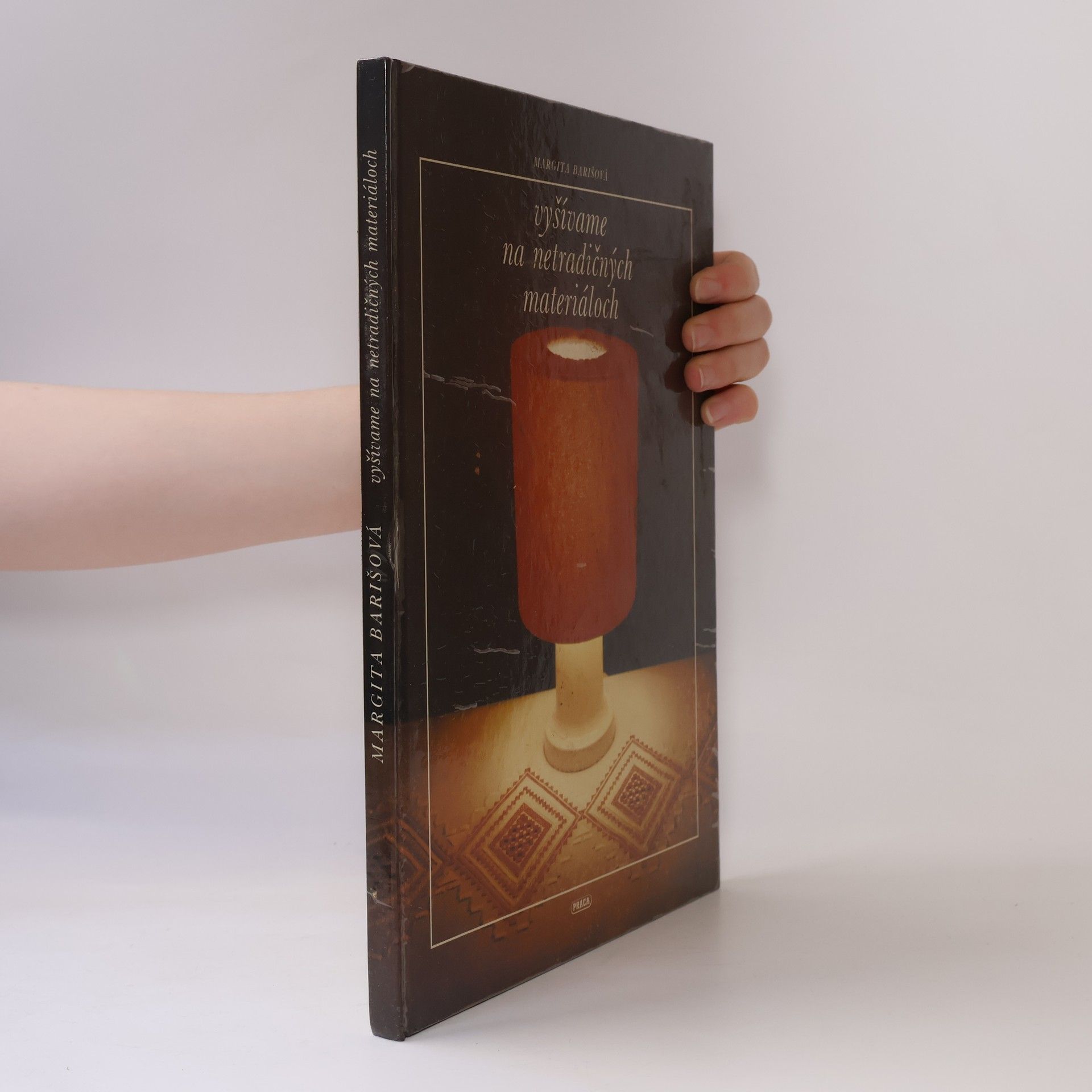 Margita Barišová Vyšívame na netradičných materiáloch