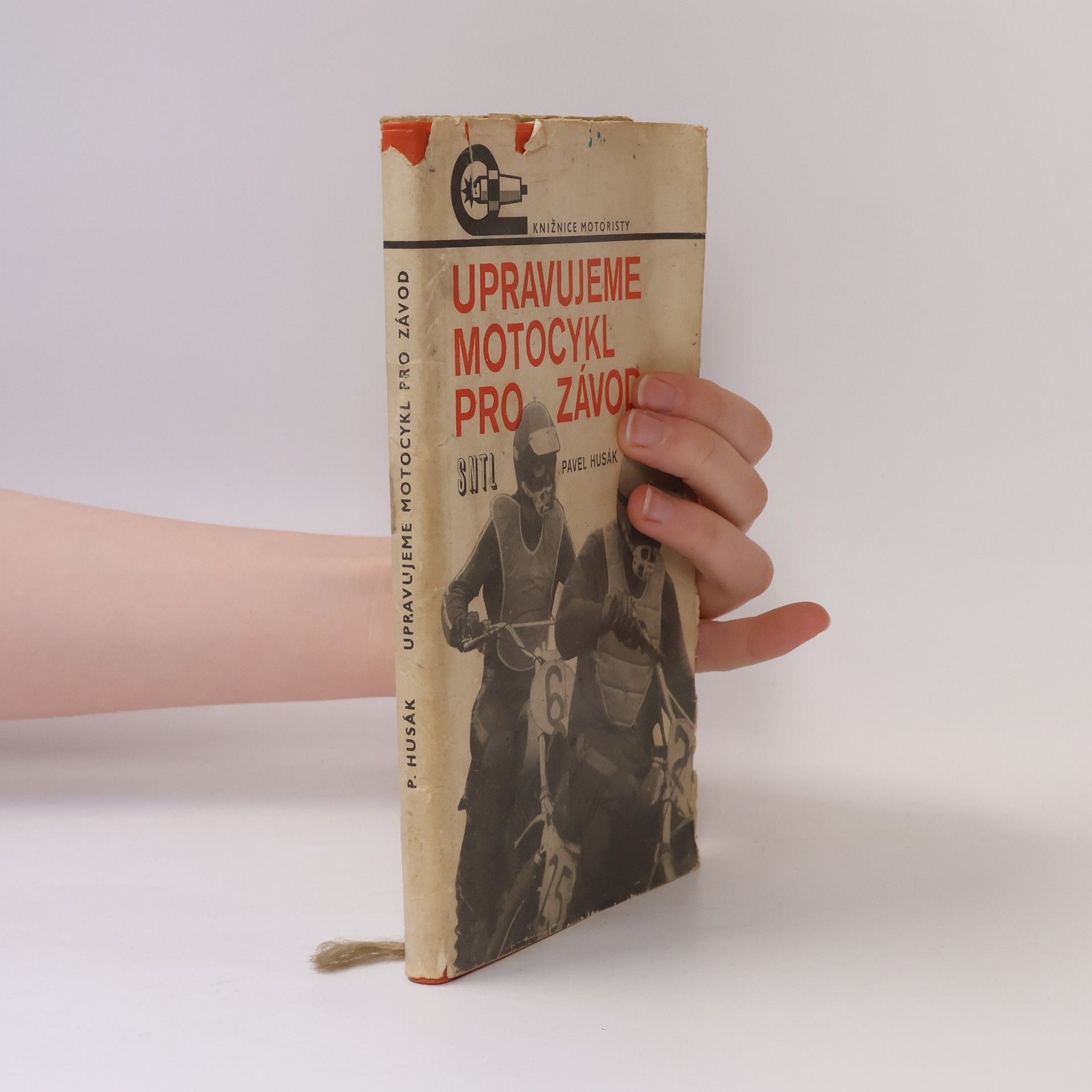 Milada Husáková Upravujeme motocykl pro závod