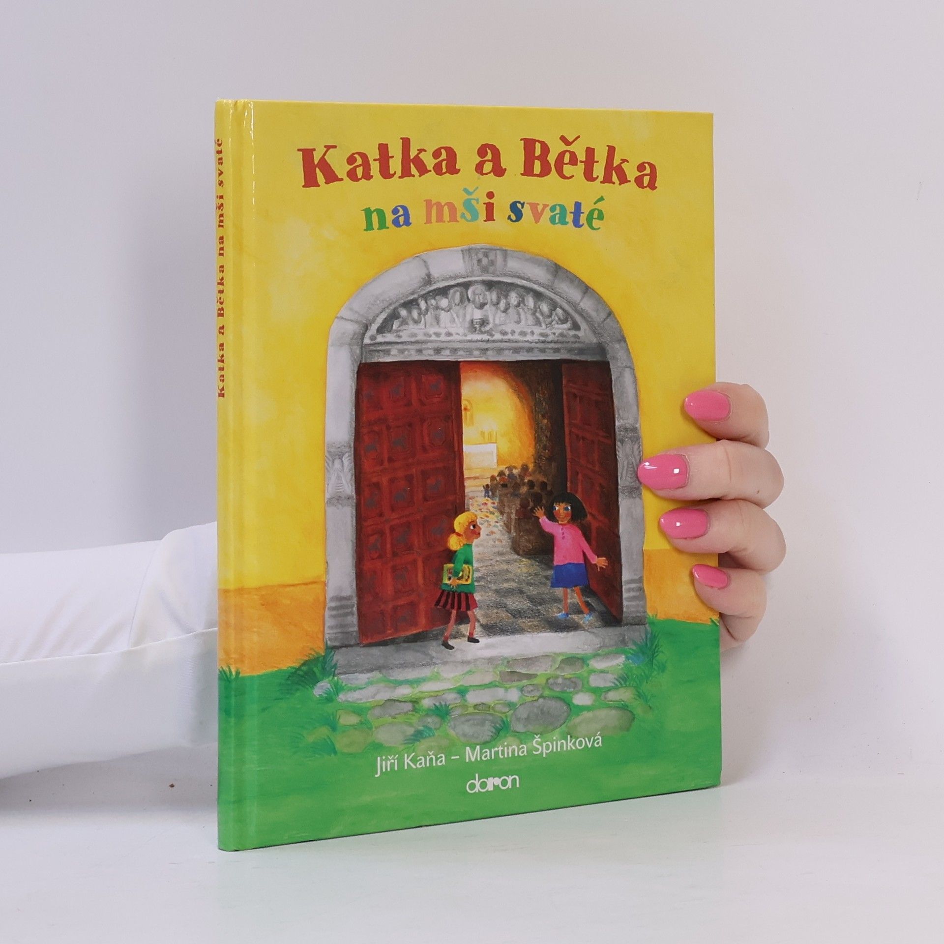 Katka a Bětka na mši svaté