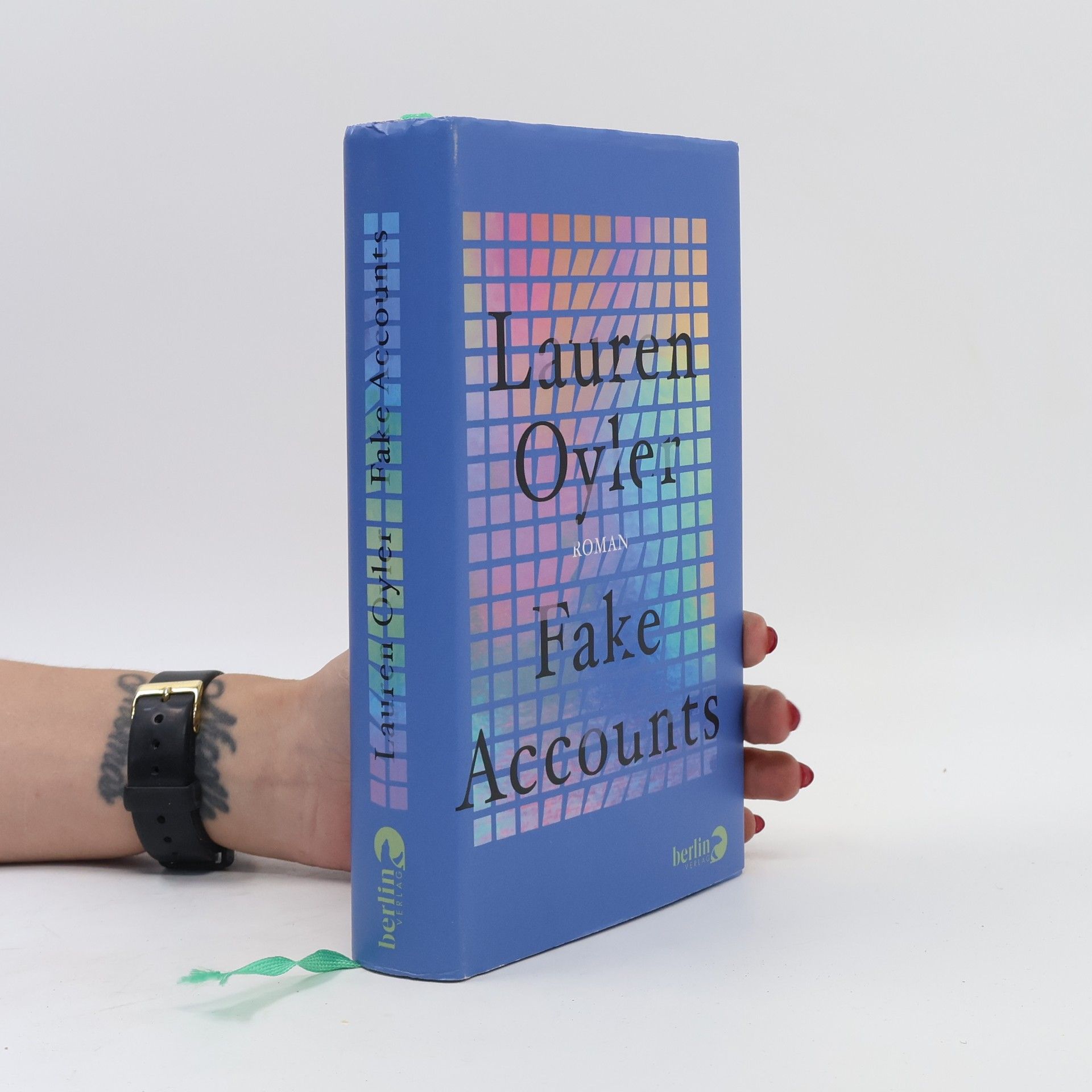 Lauren Oyler Fake Accounts