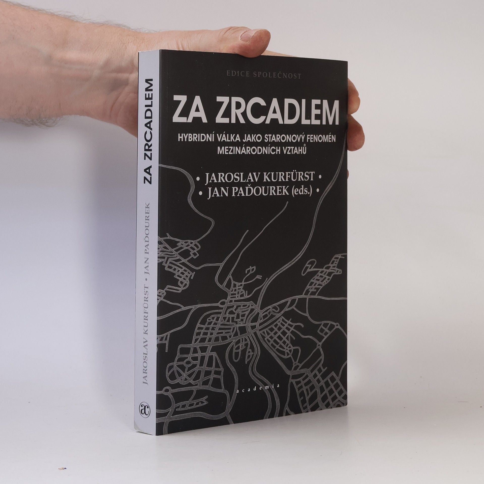 Jan Paďourek Za zrcadlem : hybridní válka jako staronový fenomén mezinárodních vztahů