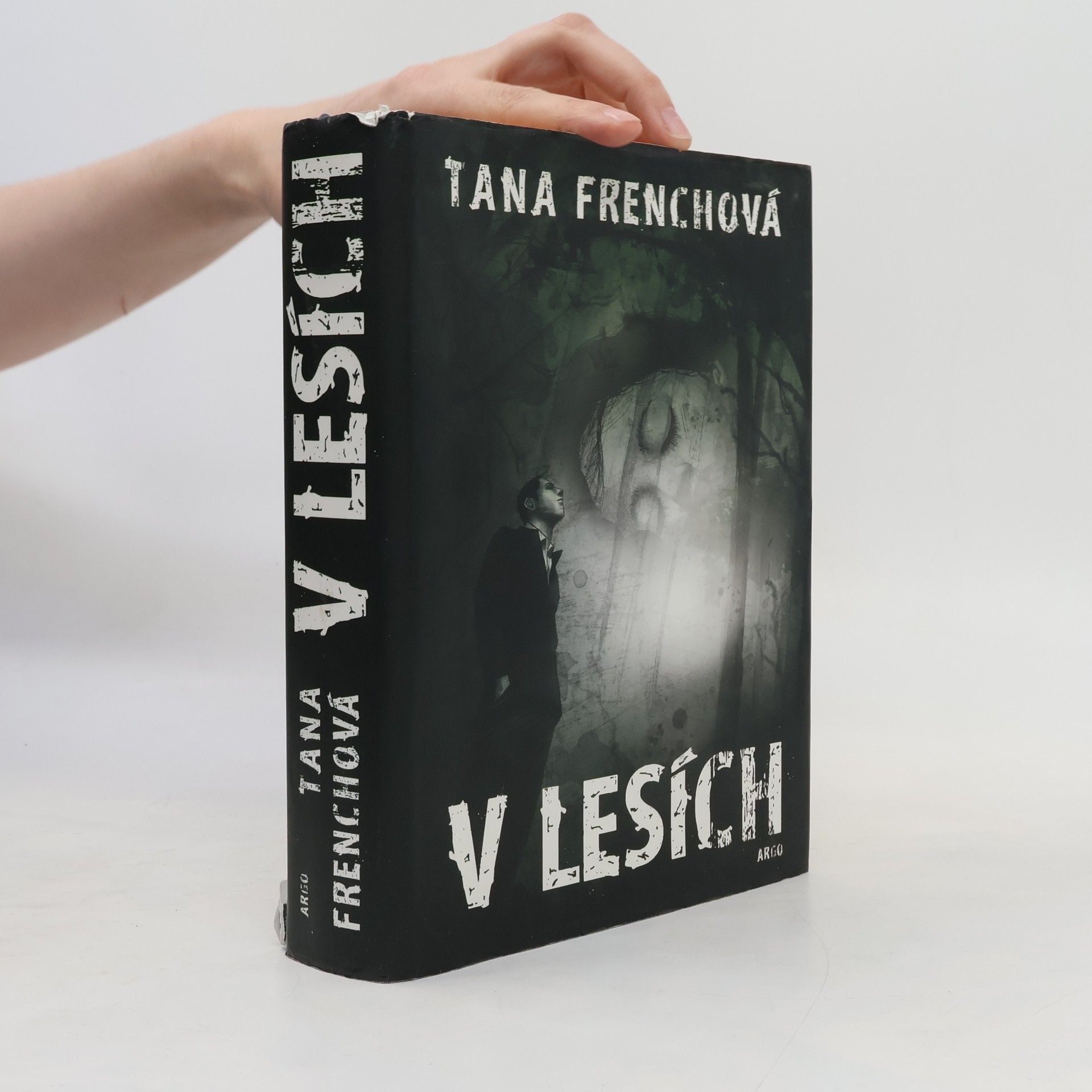 Tana French V lesích
