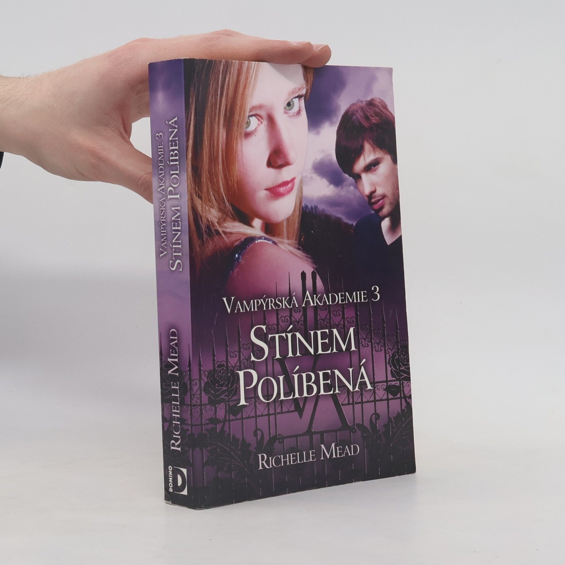 Richelle Mead Vampýrská akademie 3: Stínem políbená.