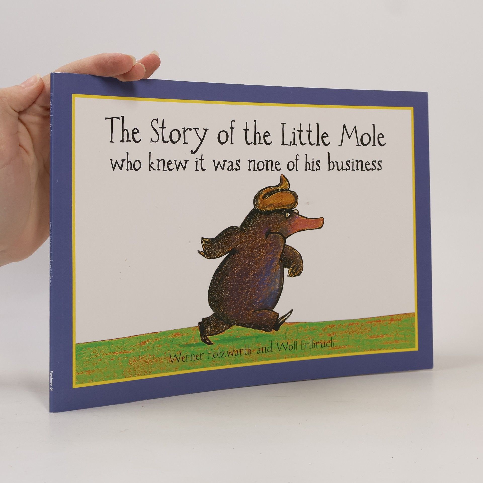 Werner Holzwarth The Story of the Little Mole who knew it was None of his Business. Vom kleinen Maulwurf, der wissen wollte, wer ihm auf den Kopf