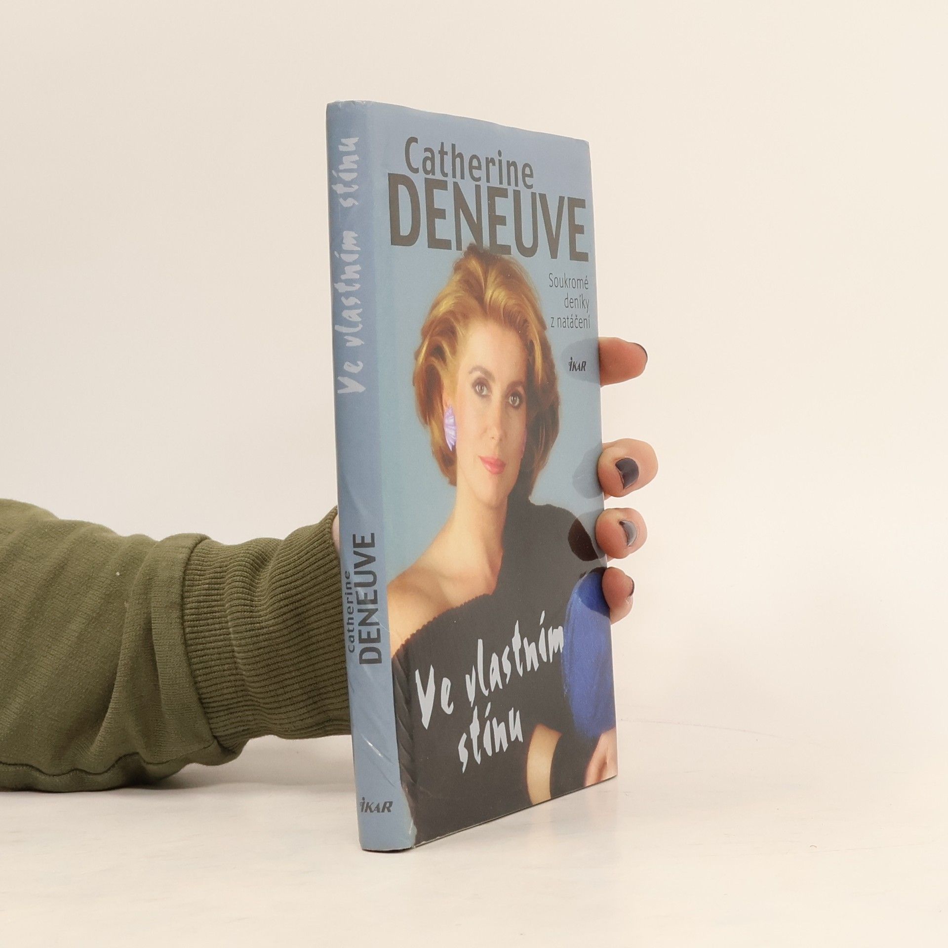 Catherine Deneuve Ve vlastním stínu : soukromé deníky z natáčení