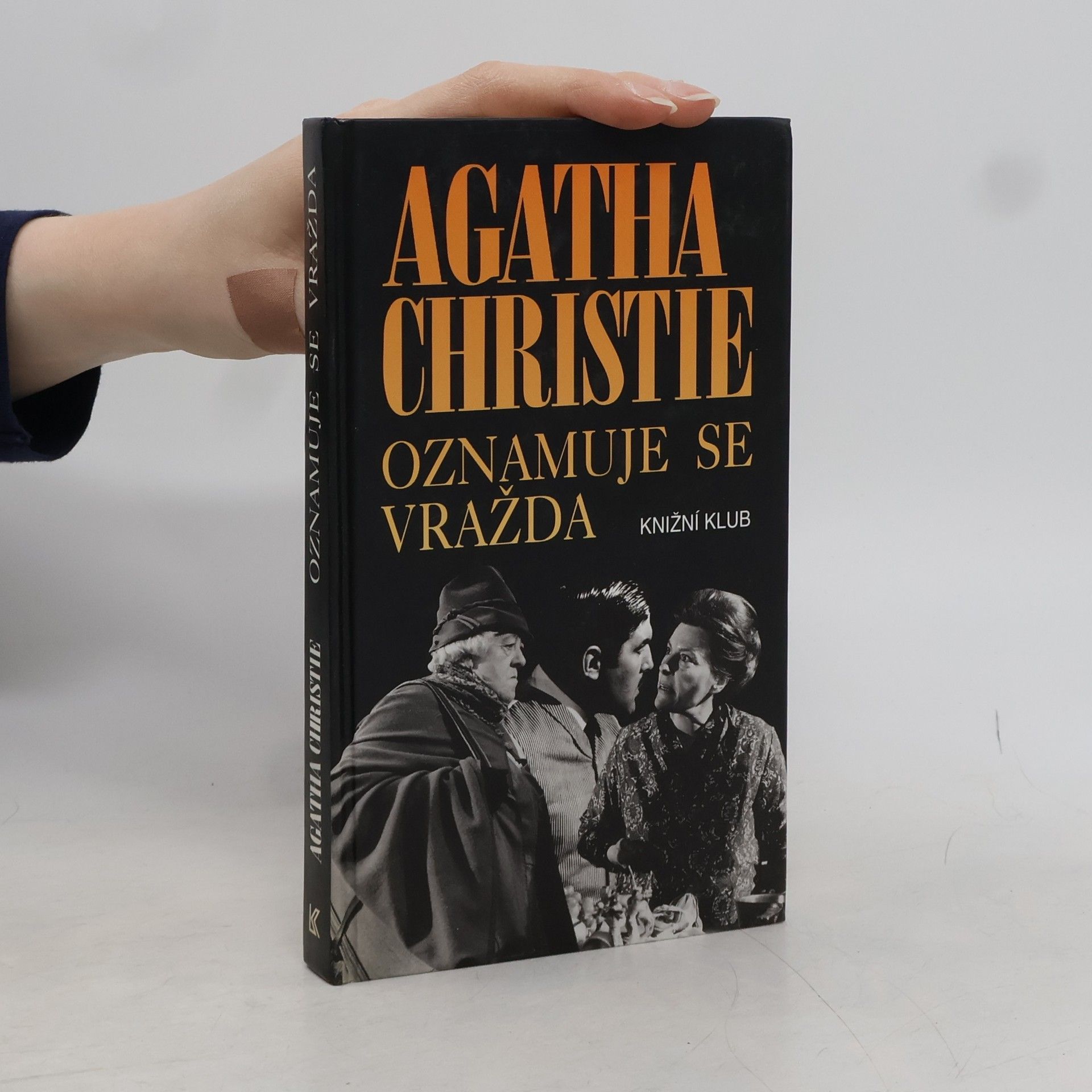 Agatha Christie Oznamuje se vražda
