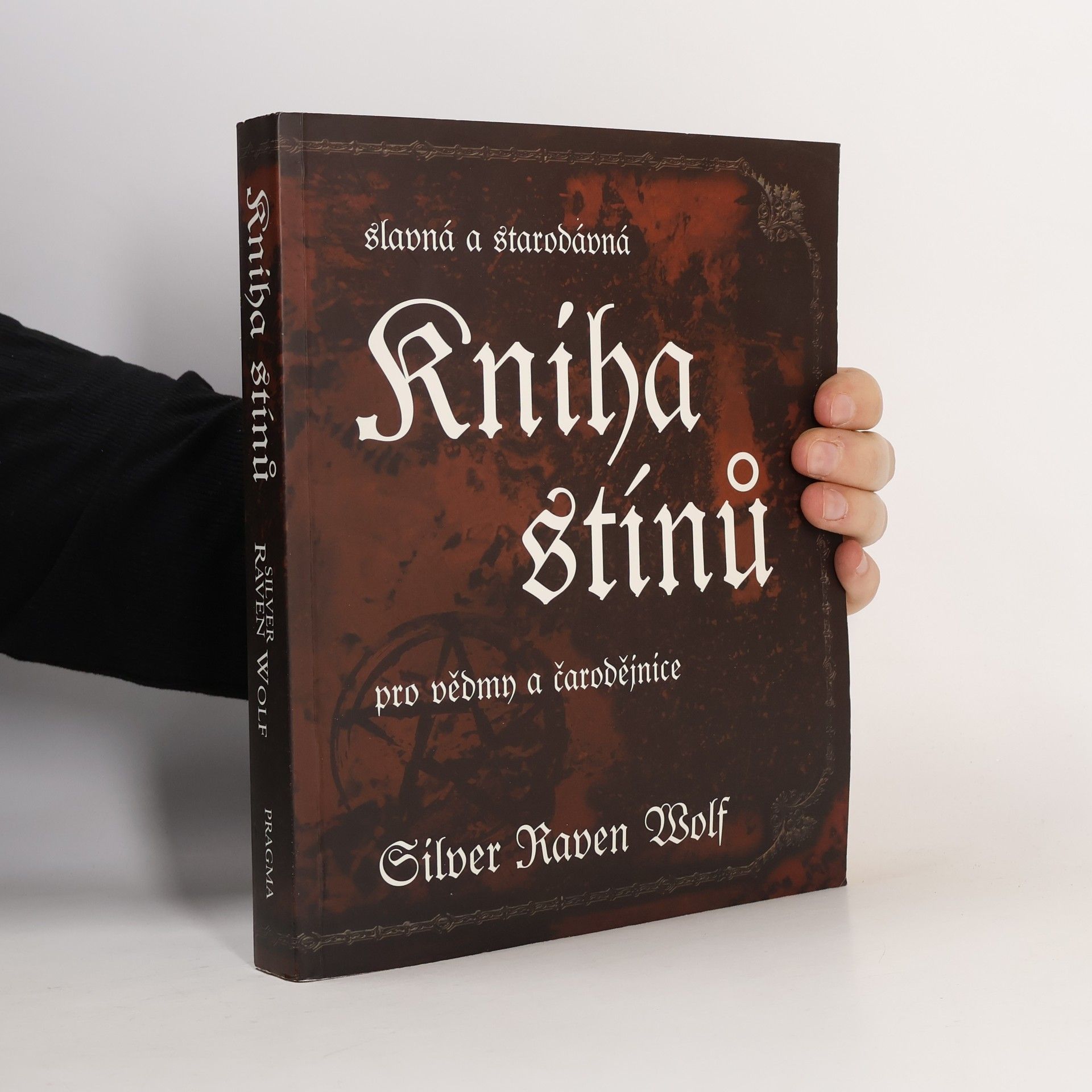 Silver RavenWolf Slavná a starodávná kniha stínů pro vědmy a čarodějnice