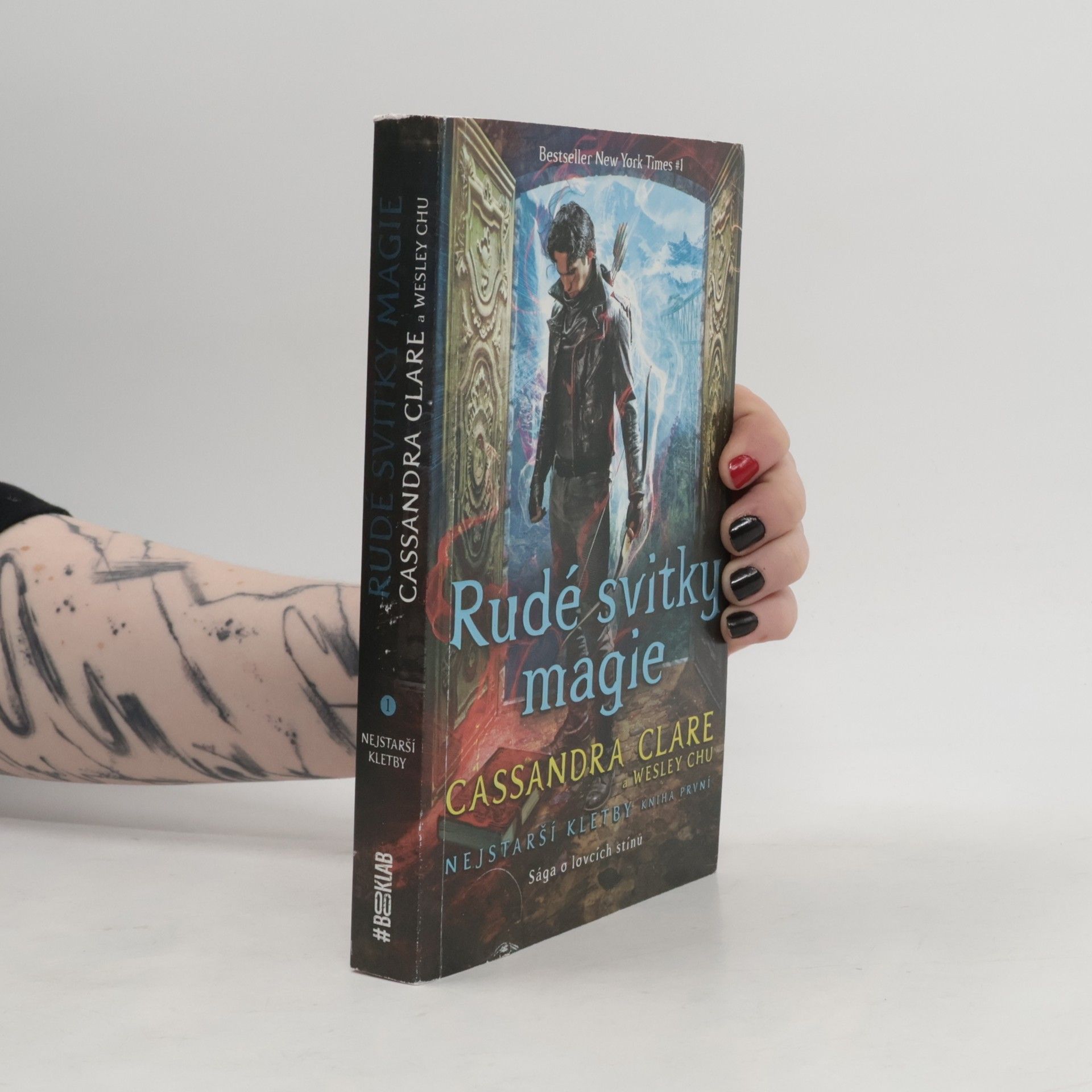 Cassandra Clare Nejstarší kletby. Kniha první, Rudé svitky magie