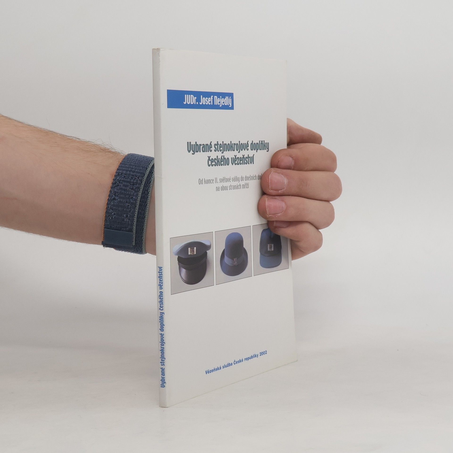 Josef Nejedlý Vybrané stejnokrojové doplňky českého vězeňství od konce II. světové války do dnešních dnů na obou stranách mříží
