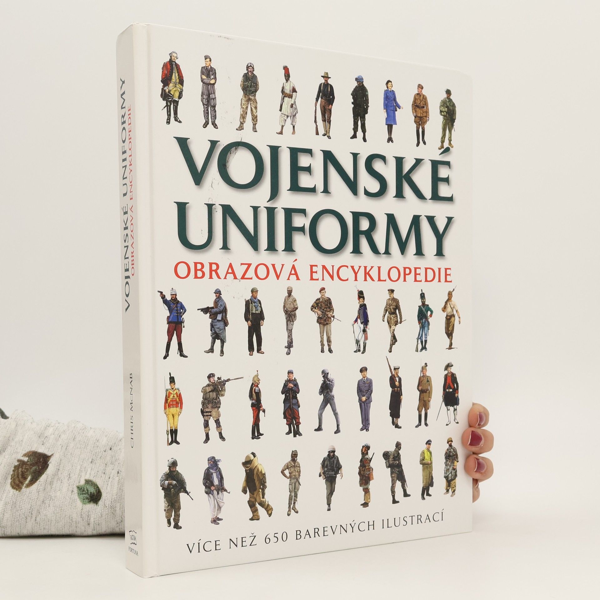 Chris McNab Vojenské uniformy: obrazová encyklopedie