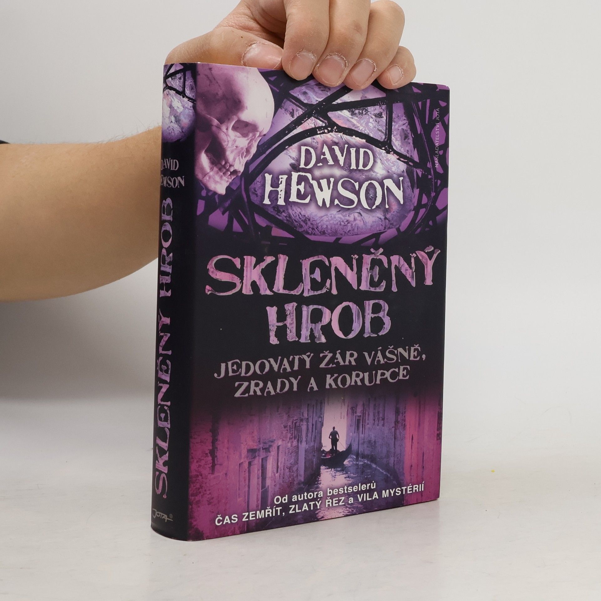 David Hewson Skleněný hrob. Jedovatý žár vášně, zrady a korupce