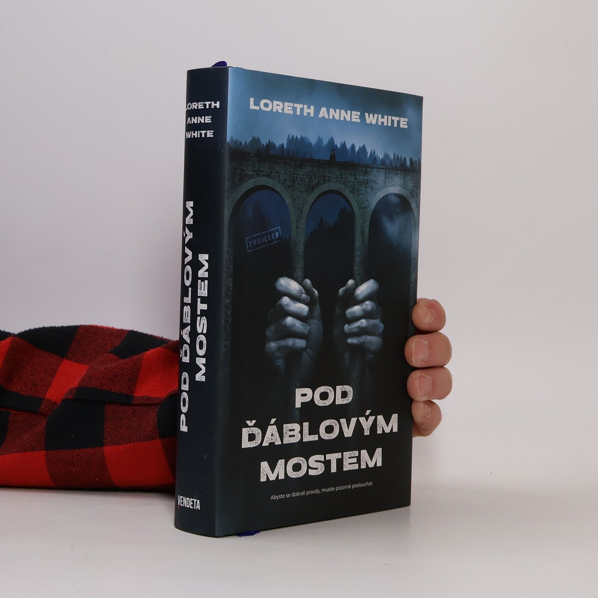 Loreth Anne White Pod ďáblovým mostem