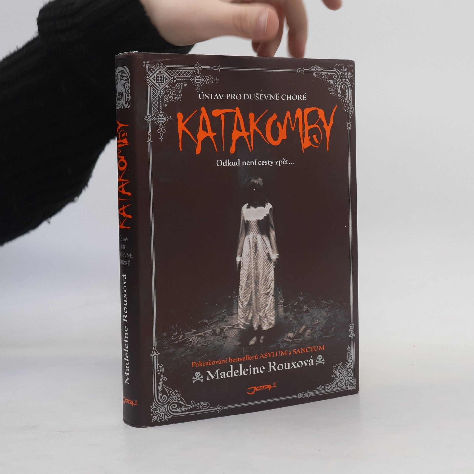 Madeleine Roux Katakomby