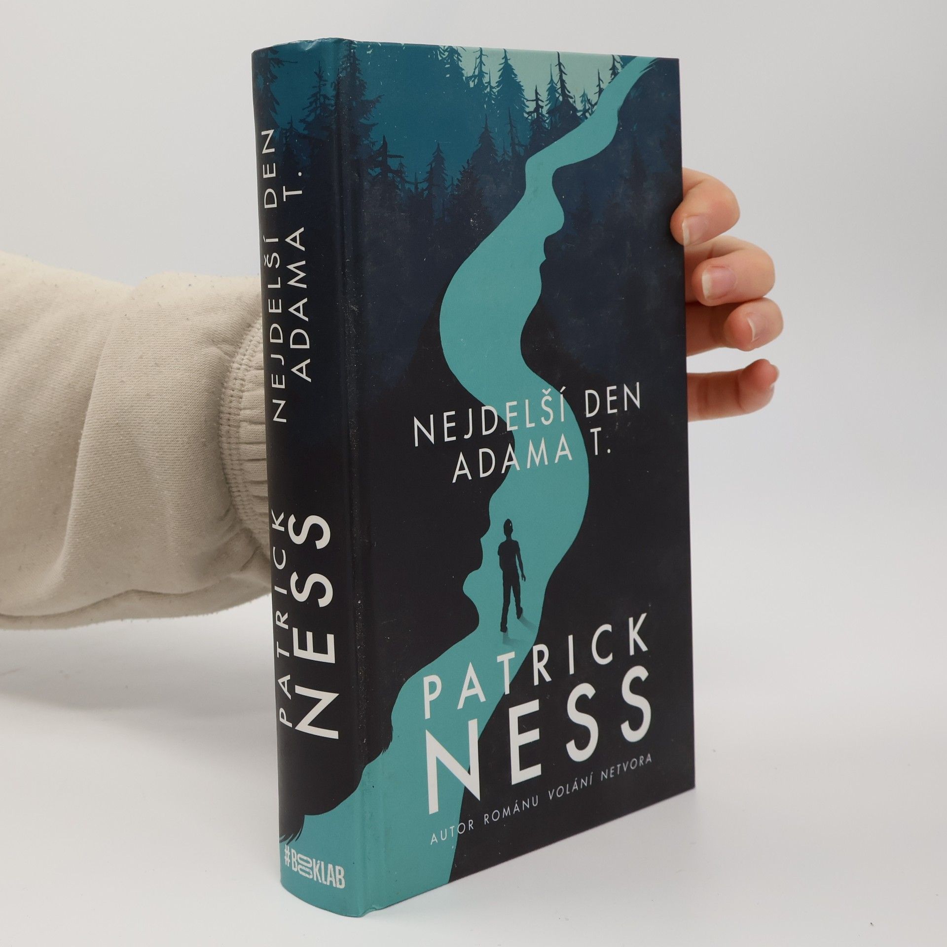 Patrick Ness Nejdelší den Adama T.