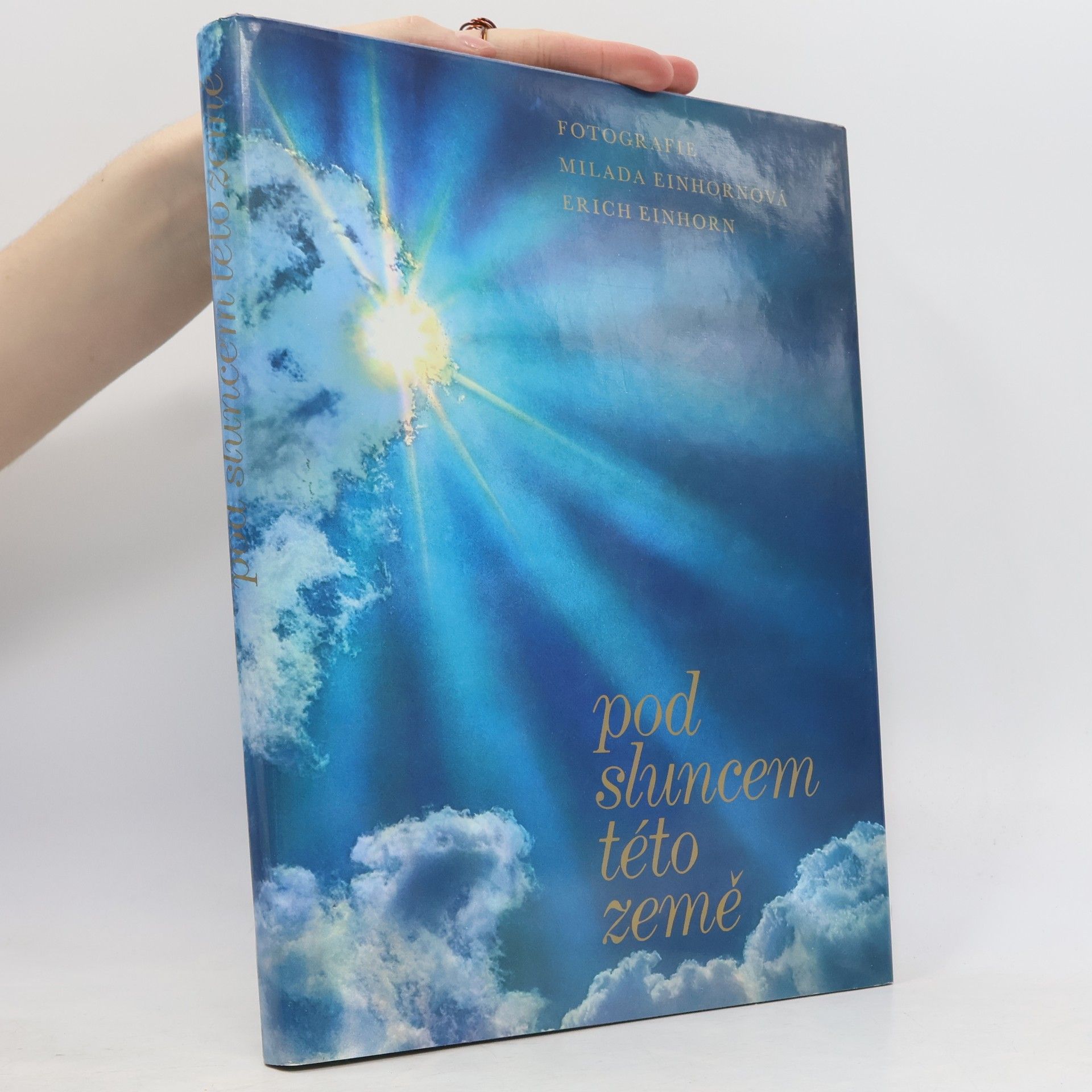 Kolektiv autorů Pod sluncem této země