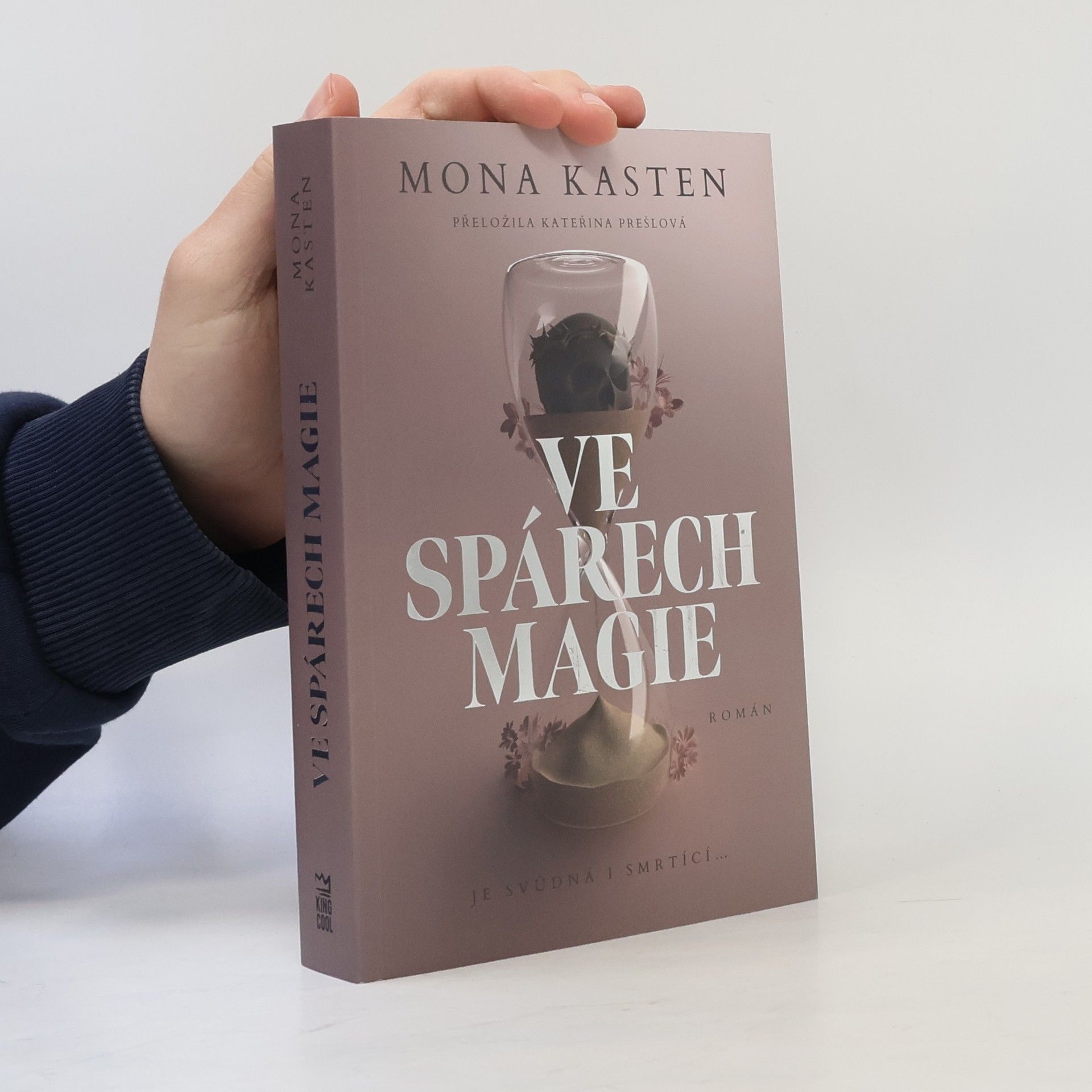 Mona Kasten Ve spárech magie
