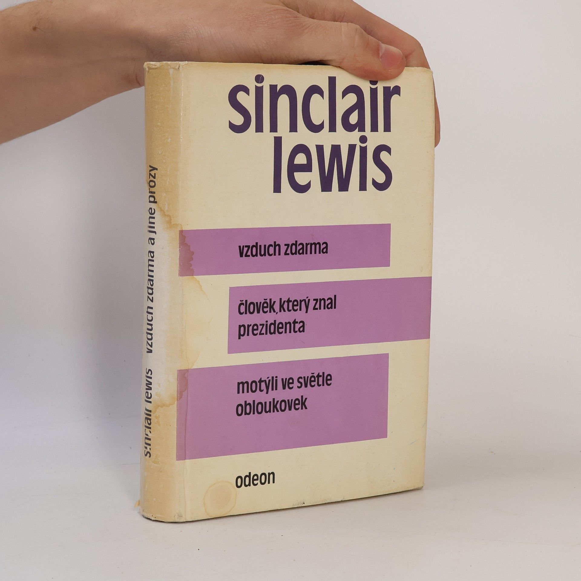 Vzduch zdarma. Člověk, který znal prezidenta. Motýli ve světle obloukovek