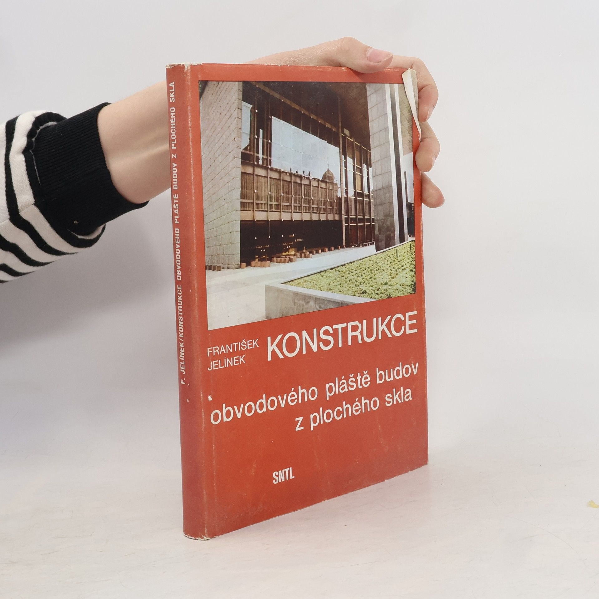 Konstrukce obvodného pláště budov z plochého skla