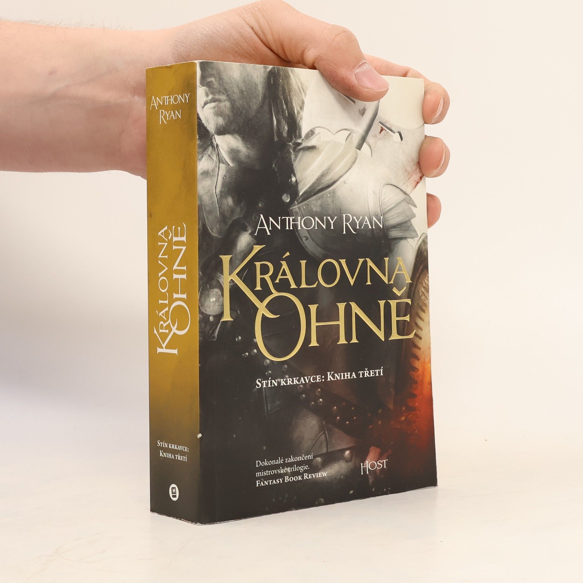 Anthony Ryan Královna ohně. Stín Krkavce. 3. díl