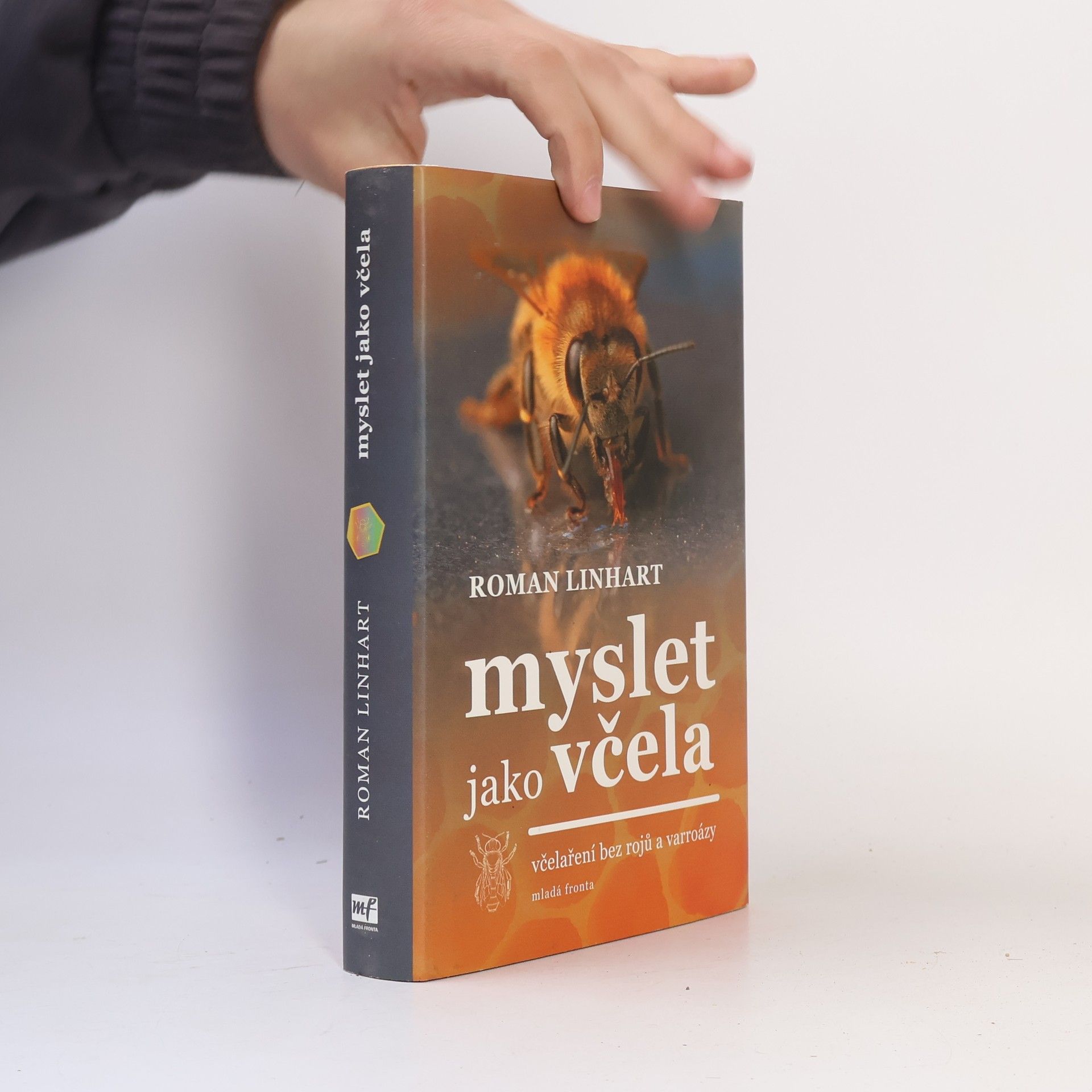 Roman Linhart Myslet jako včela : včelaření bez rojů a varroázy