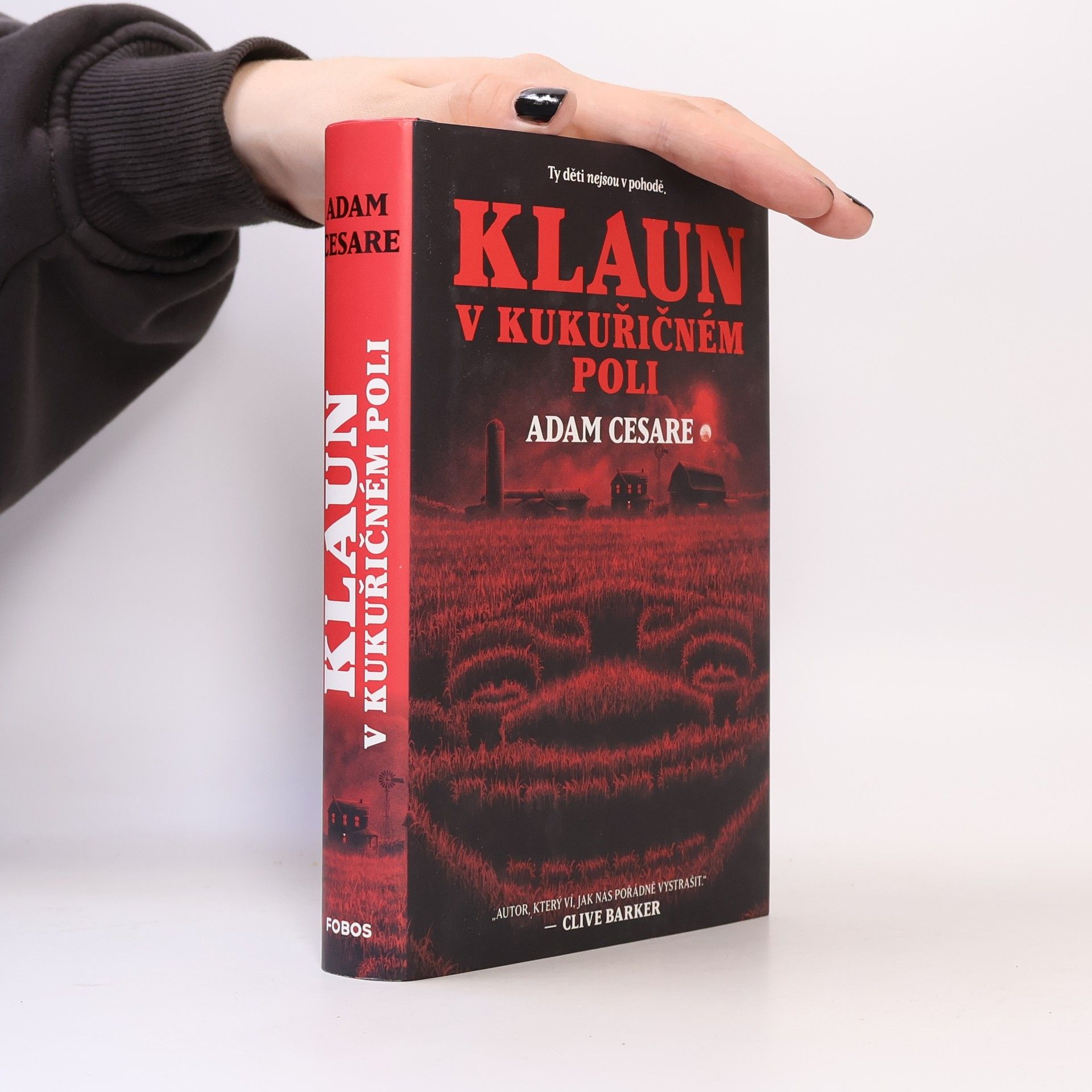 Adam Cesare Klaun v kukuřičném poli