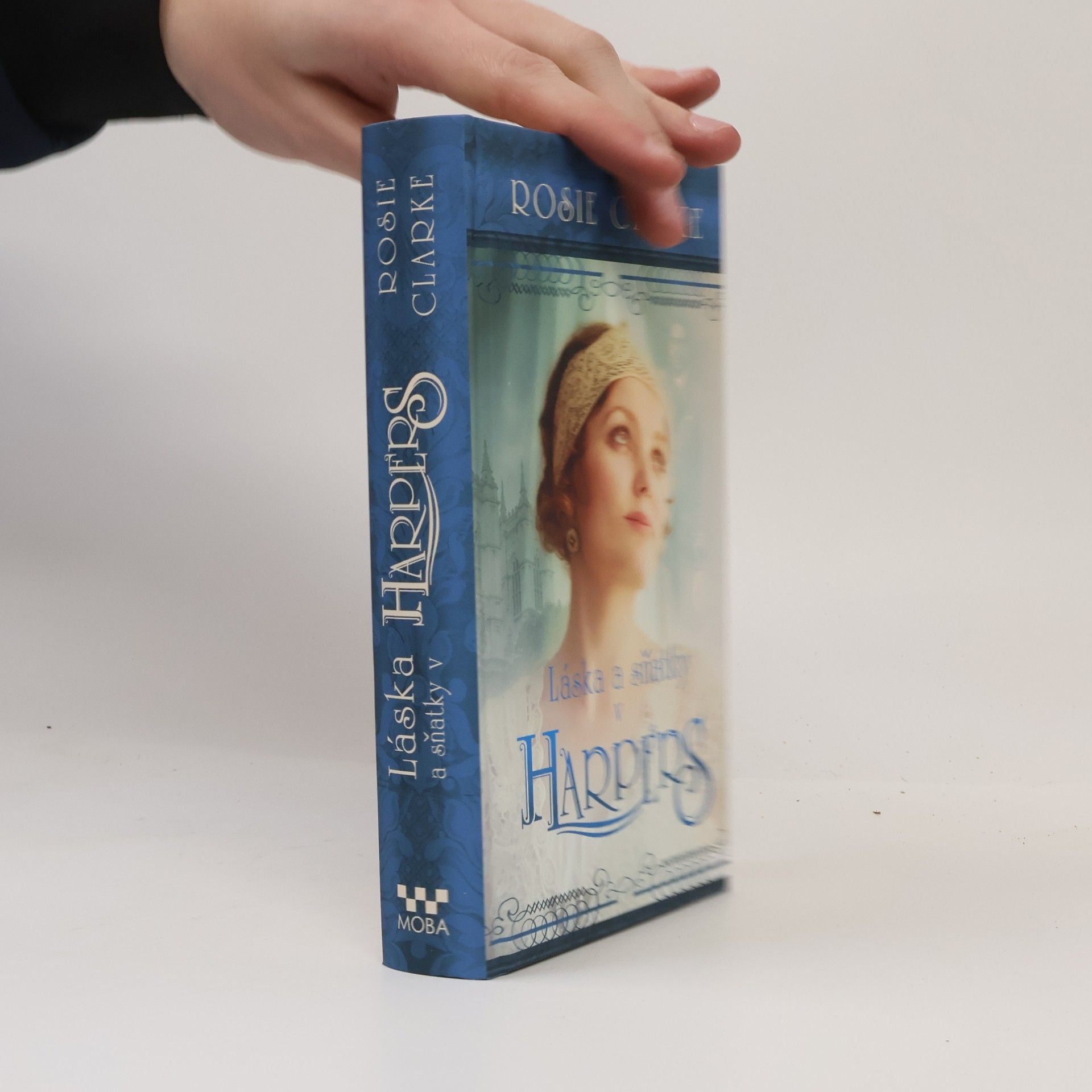 Rosie Clarke Lásky a sňatky v Harpers