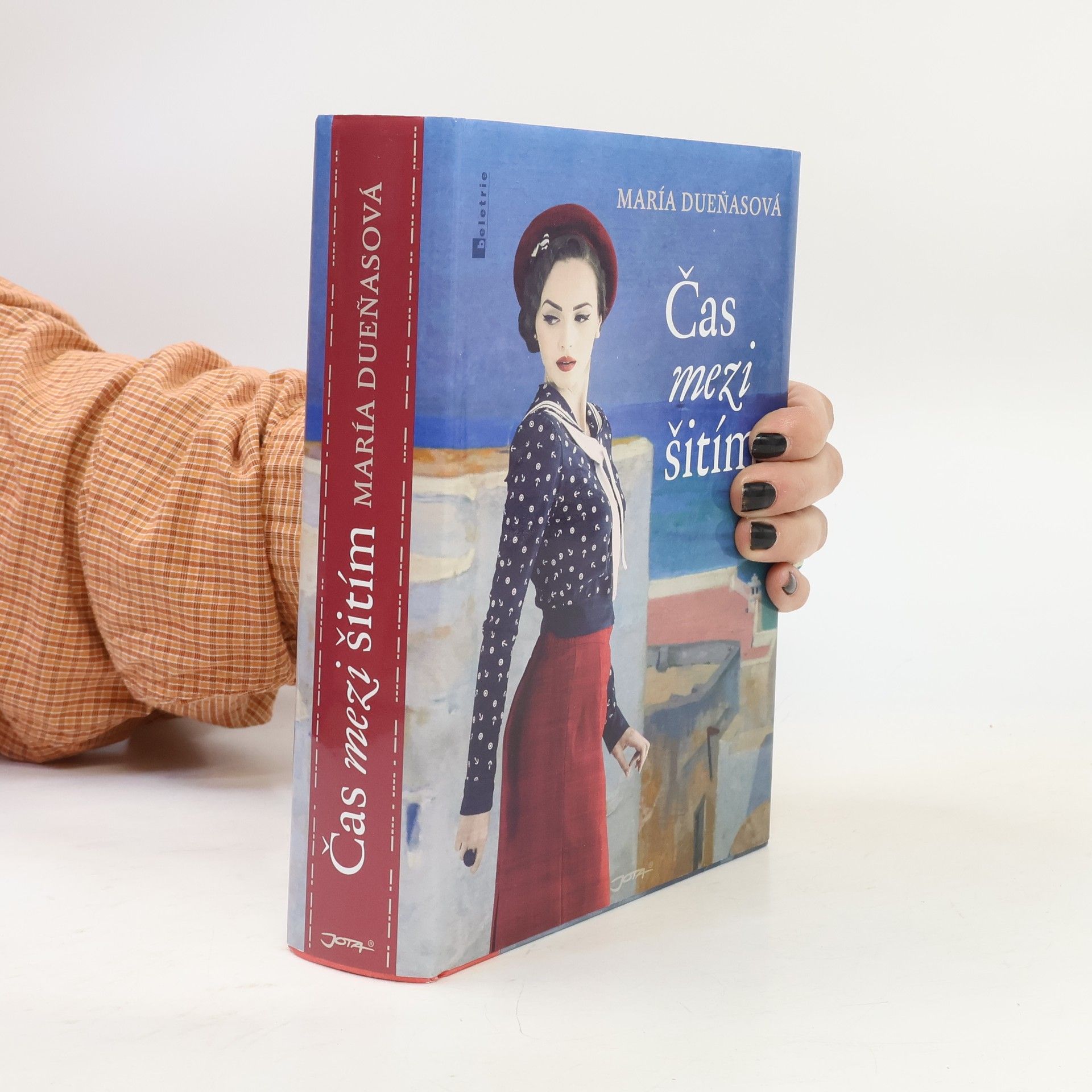 María Dueñas Čas mezi šitím