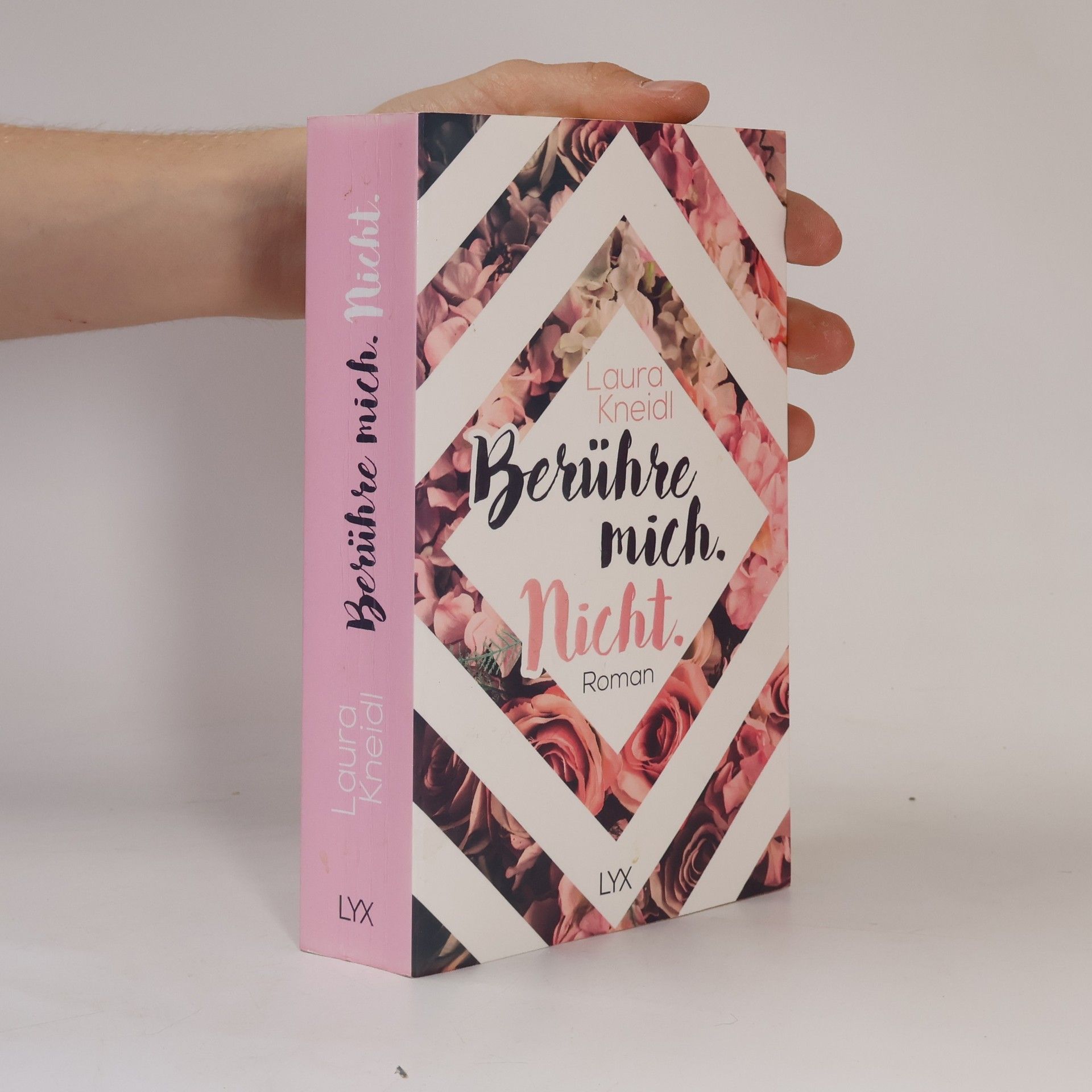 Laura Kneidl Berühre mich. Nicht.