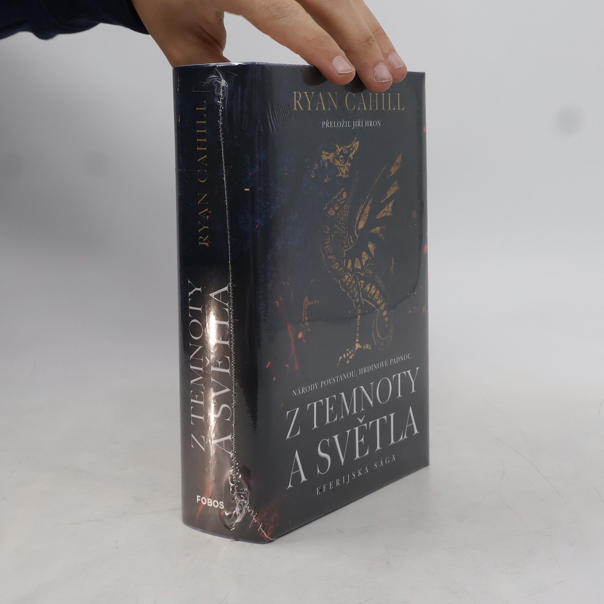 Ryan Cahill Eferijská sága. Svazek druhý, Z temnoty a světla