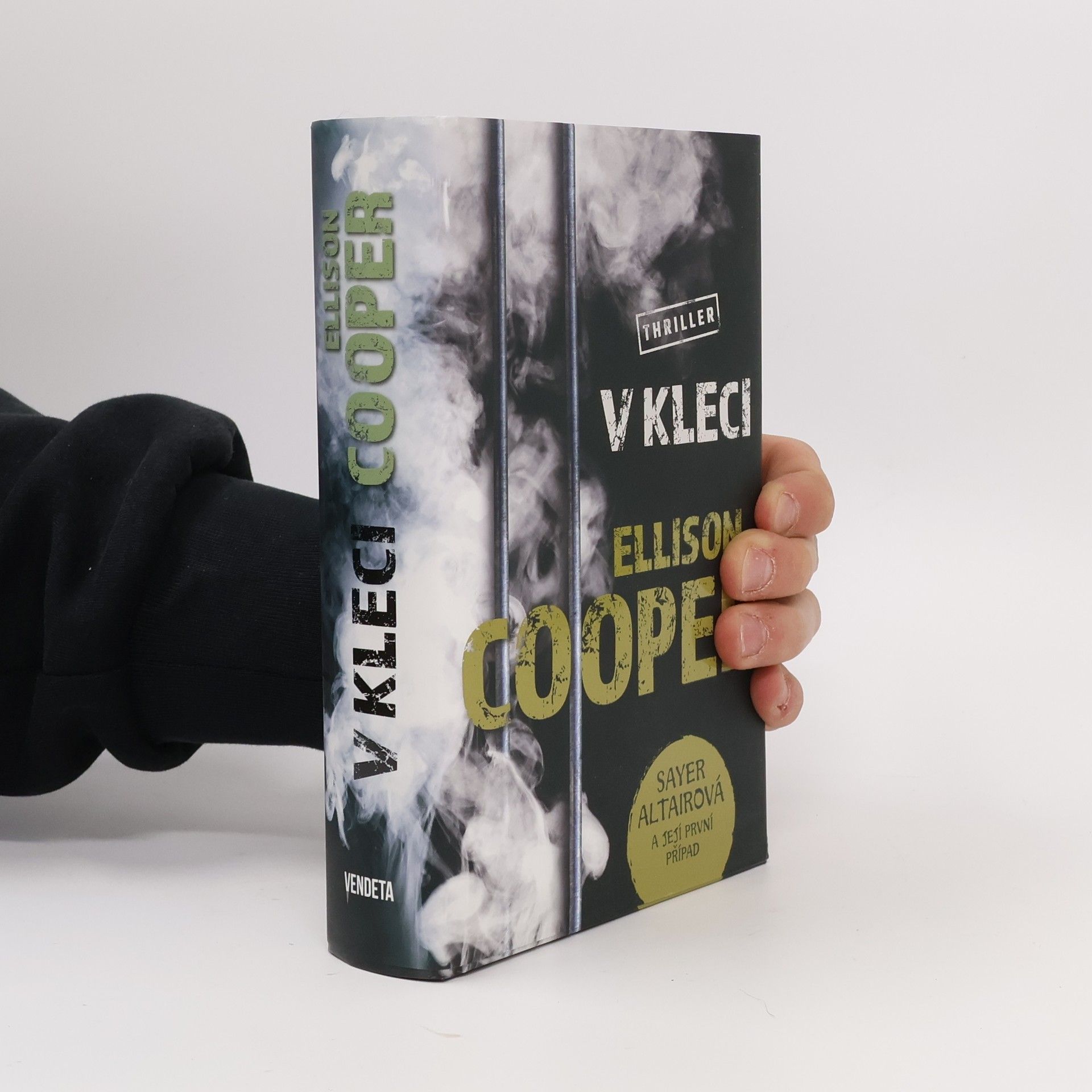 Ellison Cooper V kleci