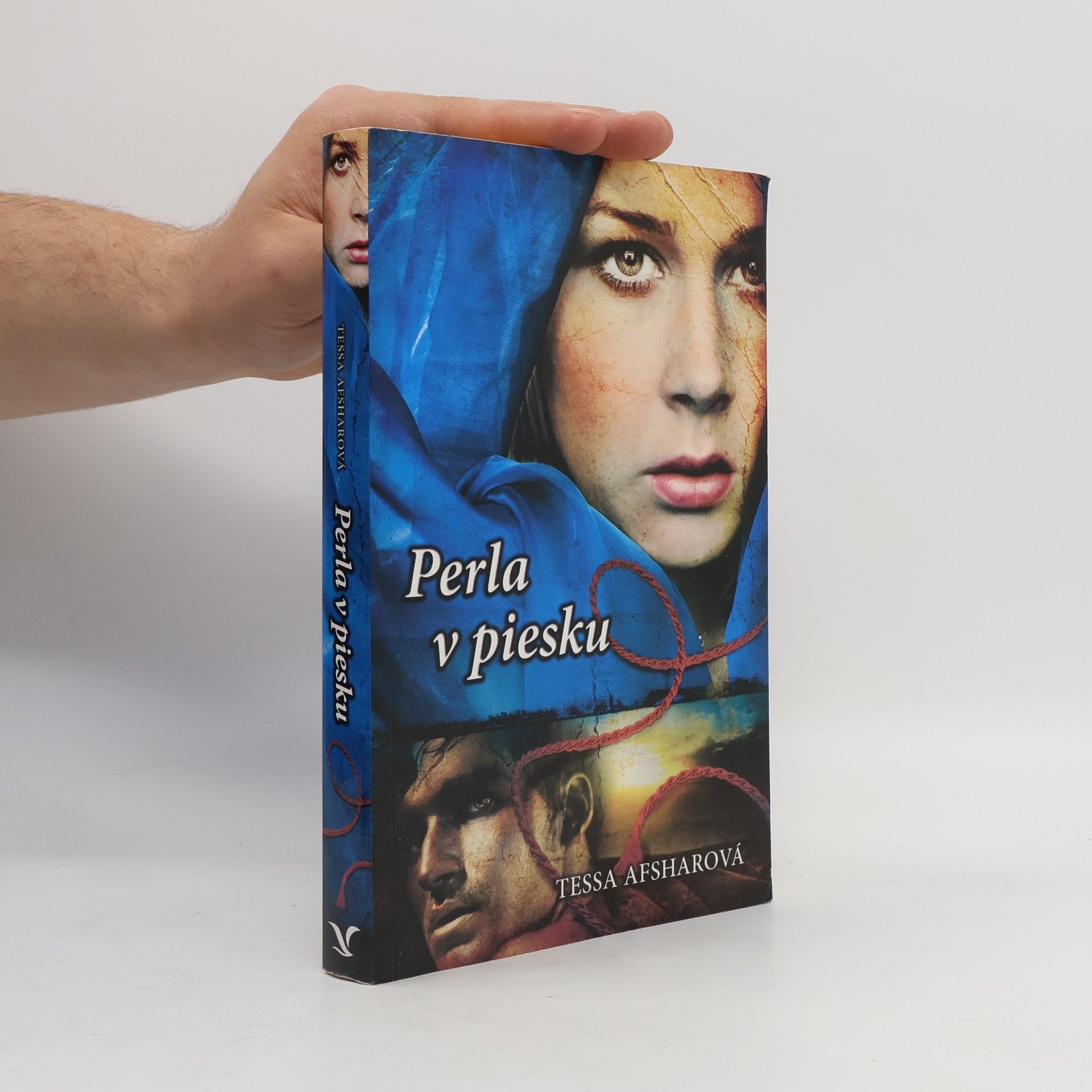 Tessa Afshar Perla v piesku