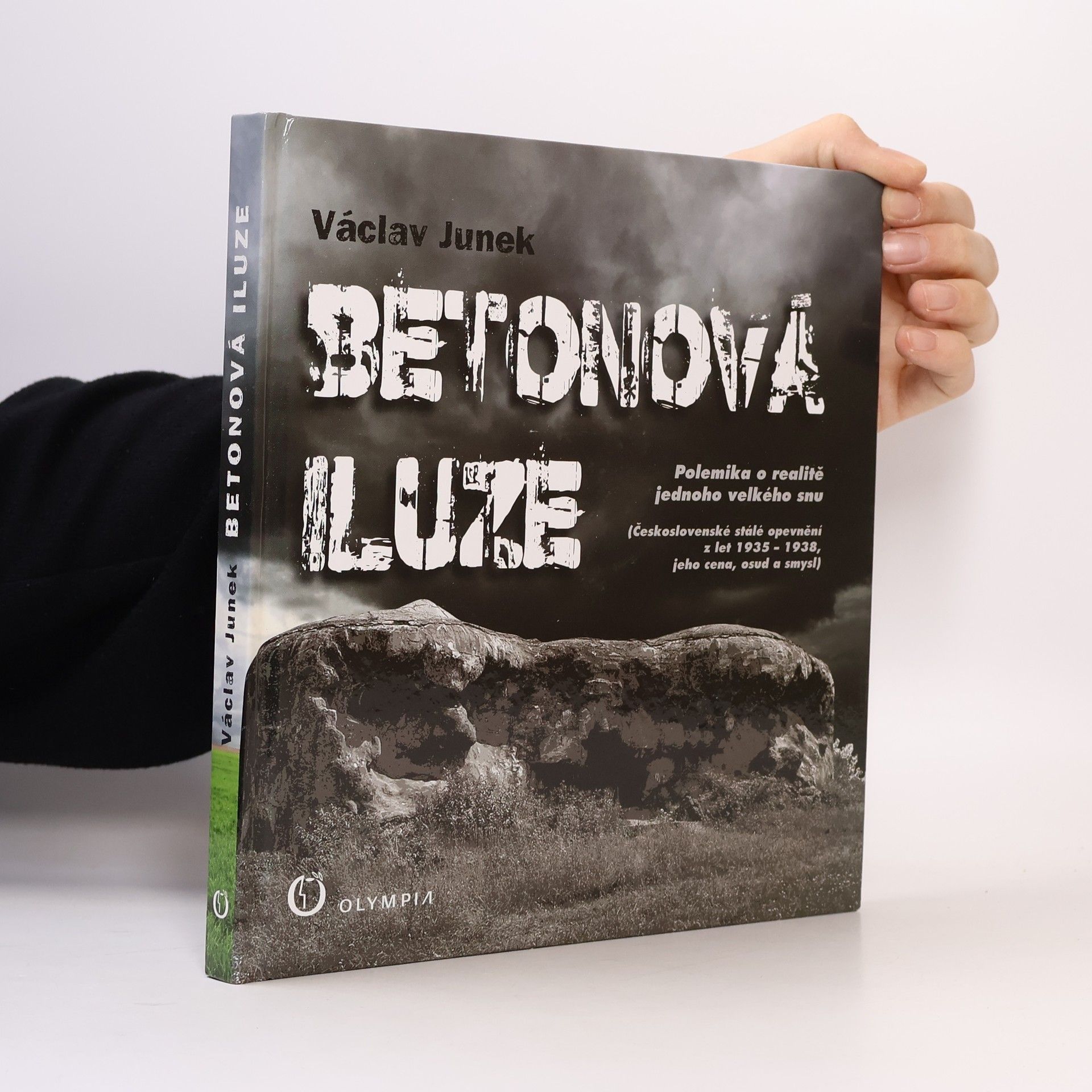Václav Junek Betonová iluze. Polemika o realitě jednoho velkého snu