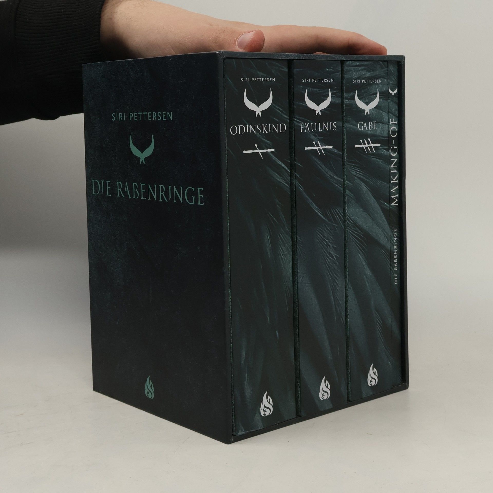 Siri Pettersen Die Rabenringe 1-3 (Schuber mit 3 Hardcover-Bänden plus „Making of“-Bonusband mit Siri Pettersens persönlichen Erinnerungen und Hirkas Kräuterfibel)