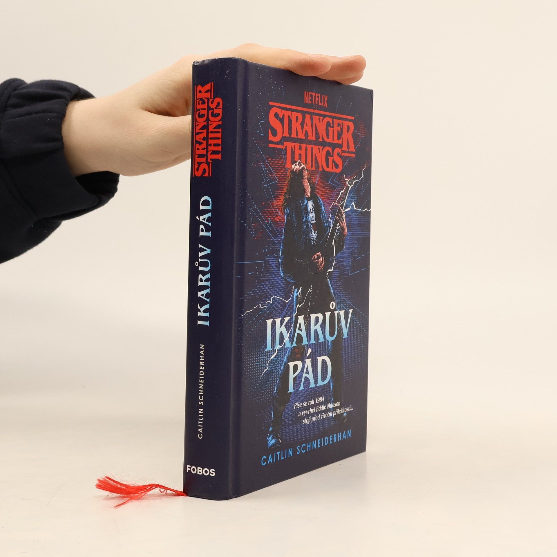 Caitlin Schneiderhan Stranger Things. Ikarův pád