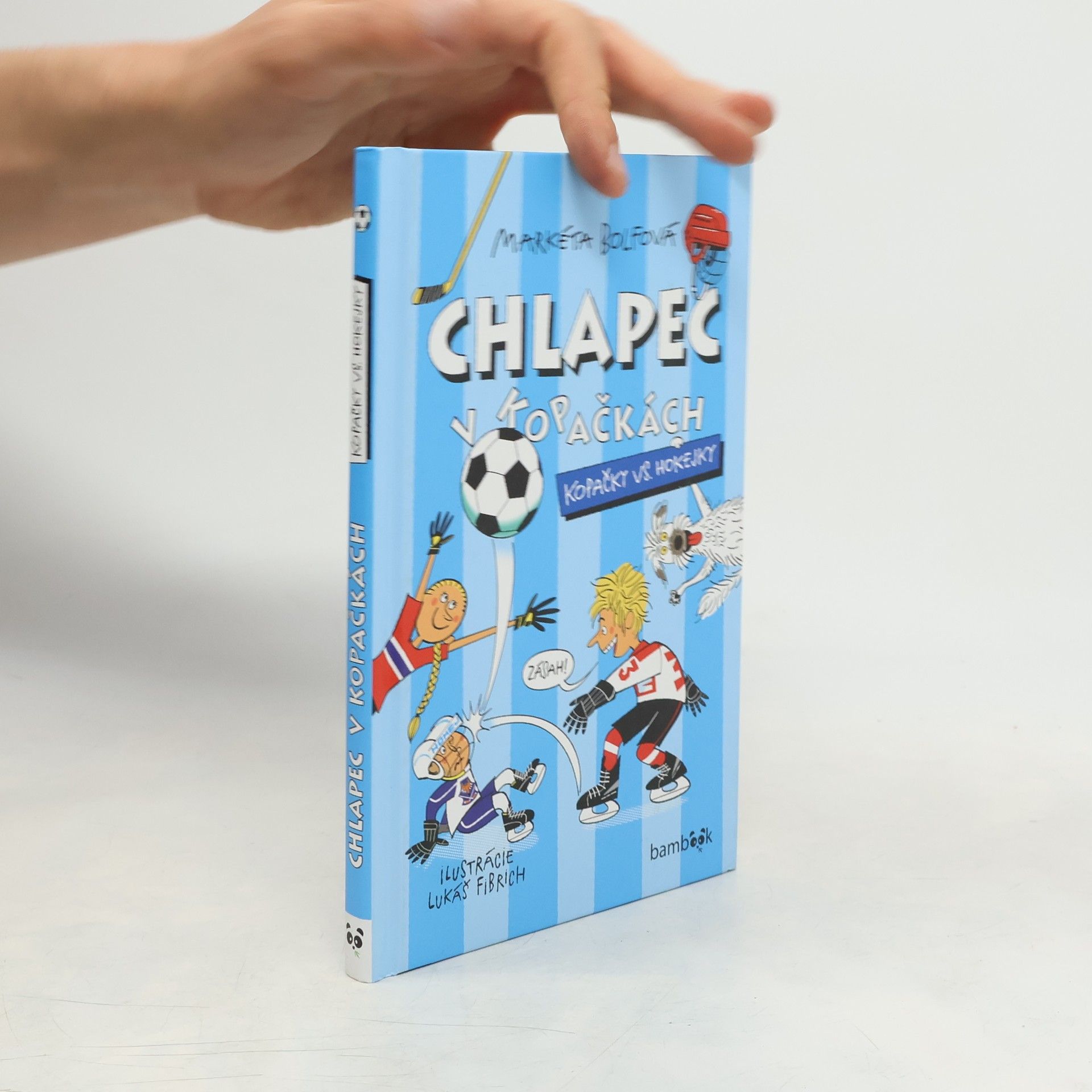 Chlapec v kopačkách: Kopačky vs. hokejky