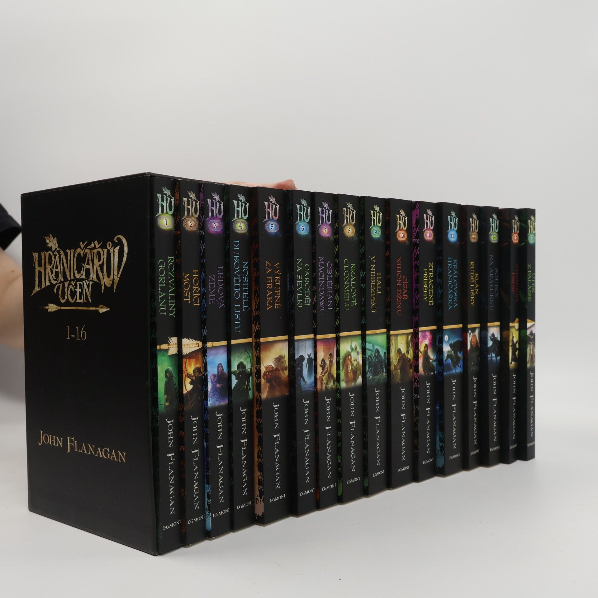 John Flanagan Hraničářův učeň 1 - 16 (16 svazků v boxu)