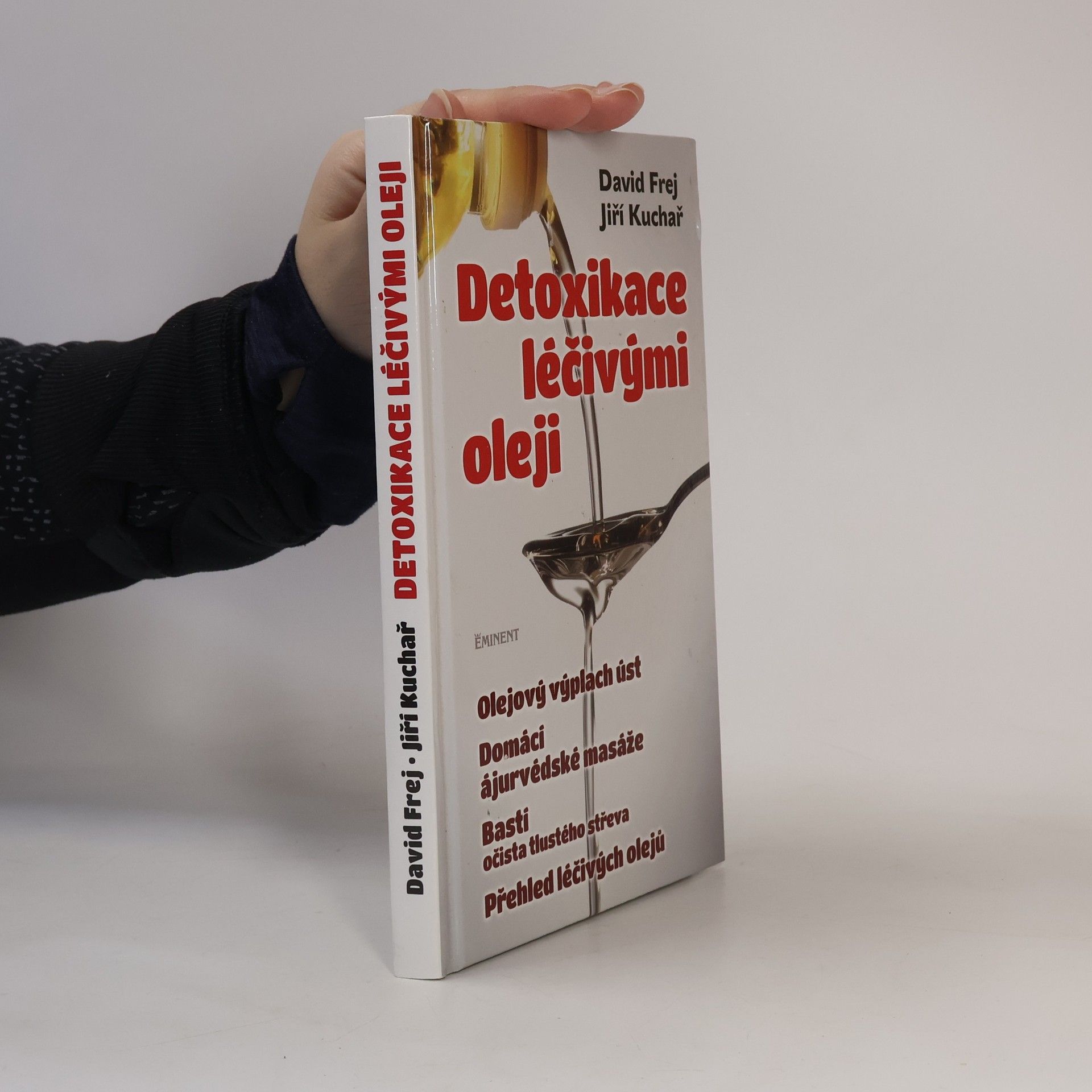 Jiří Kuchař Detoxikace léčivými oleji : domácí ajurvédské masáže, očista tlustého střeva, olejová očista nosu, olejový výplach úst, přehled léčivých olejů