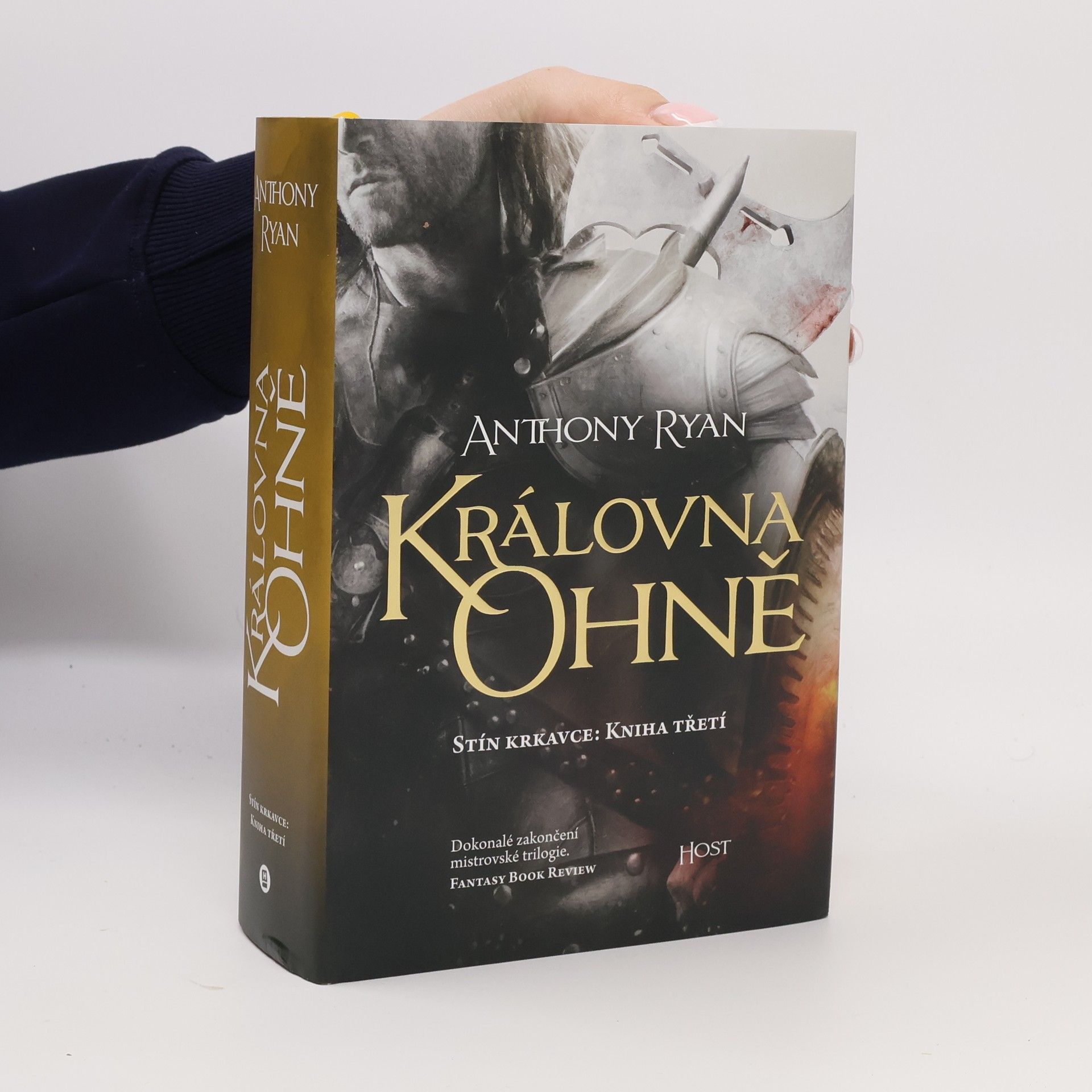 Anthony Ryan Královna ohně : stín krkavce. Kniha třetí