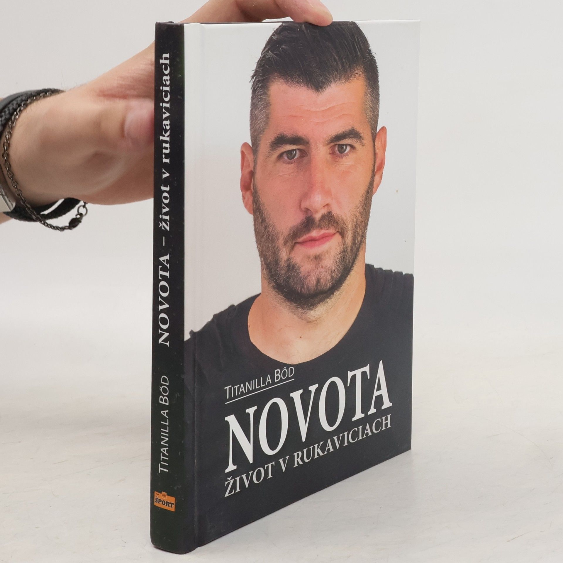 Bőd Titanilla Novota – Život v rukaviciach