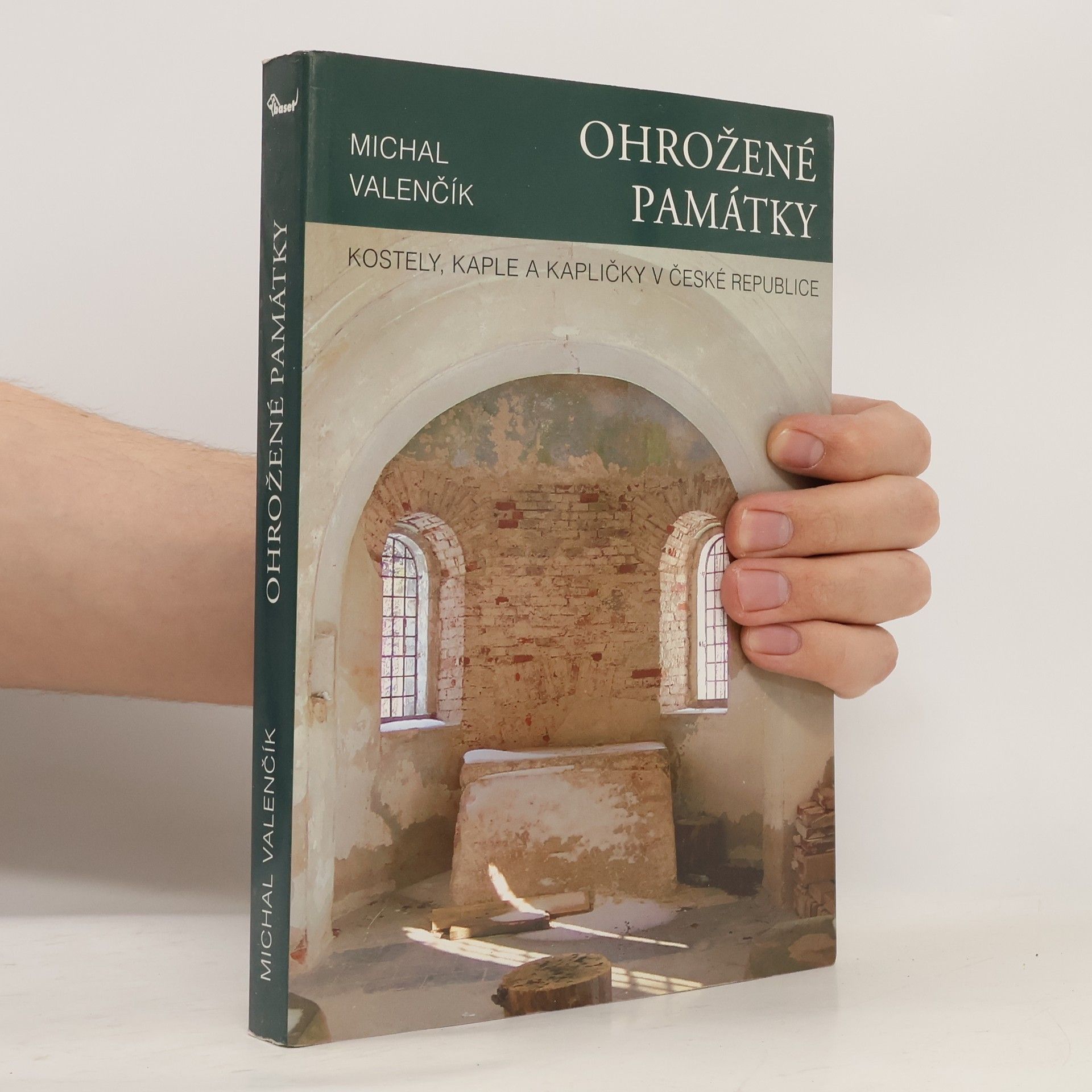 Michal Valenčík Ohrožené památky. Kostely, kaple a kapličky v České republice