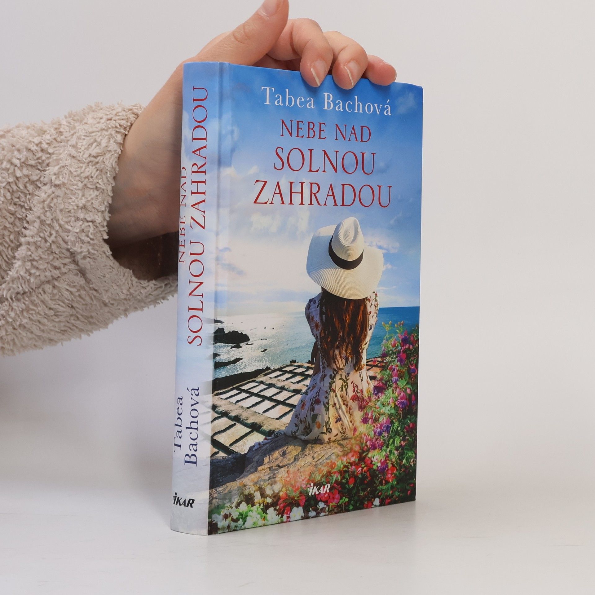 Tabea Bach Nebe nad solnou zahradou