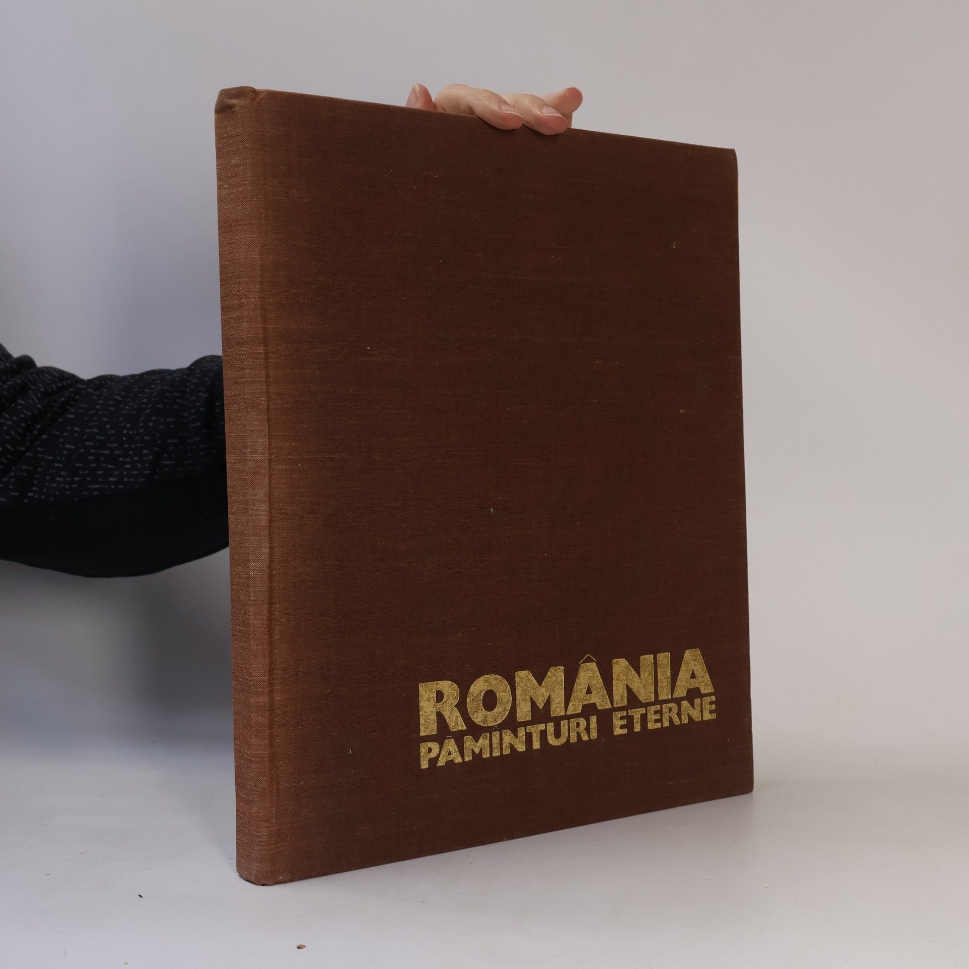 Autores varios România. Pāmînturi eterne