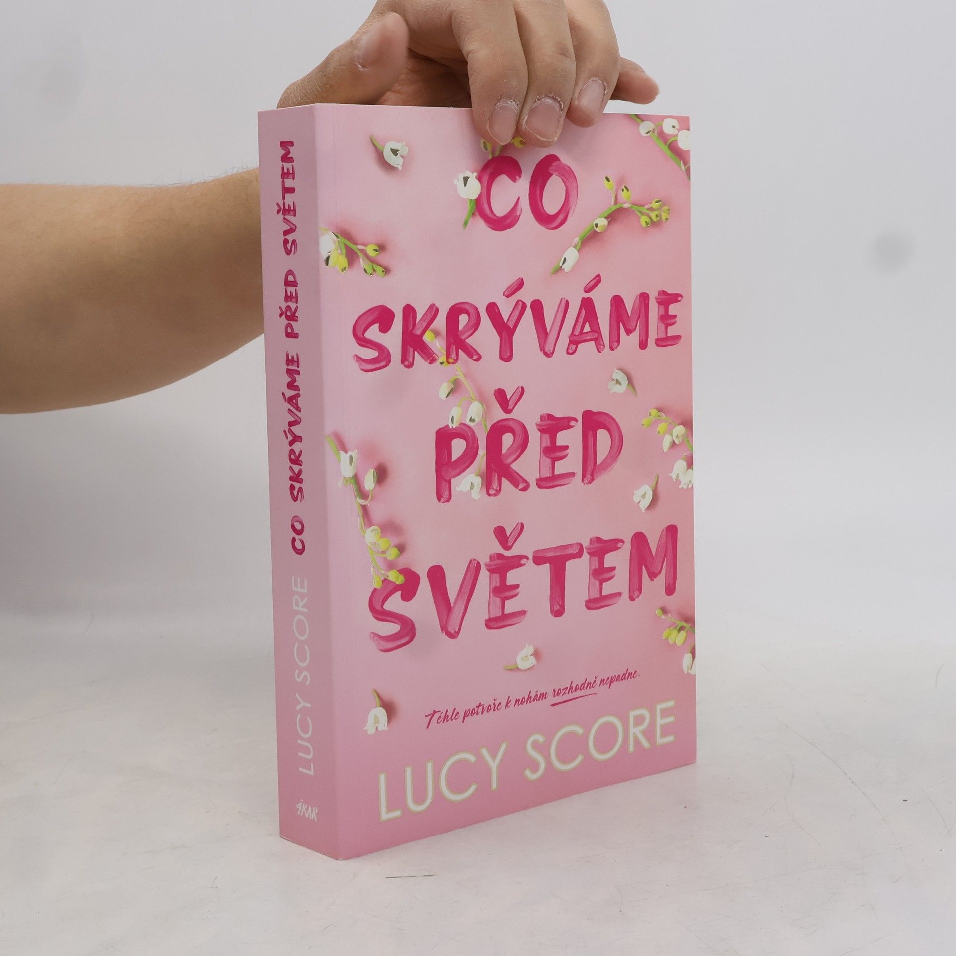 Lucy Score Co skrýváme před světem