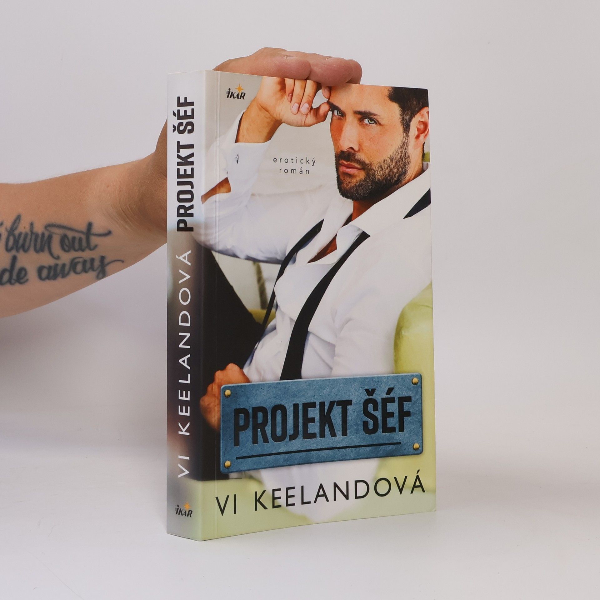 Vi Keeland Projekt šéf